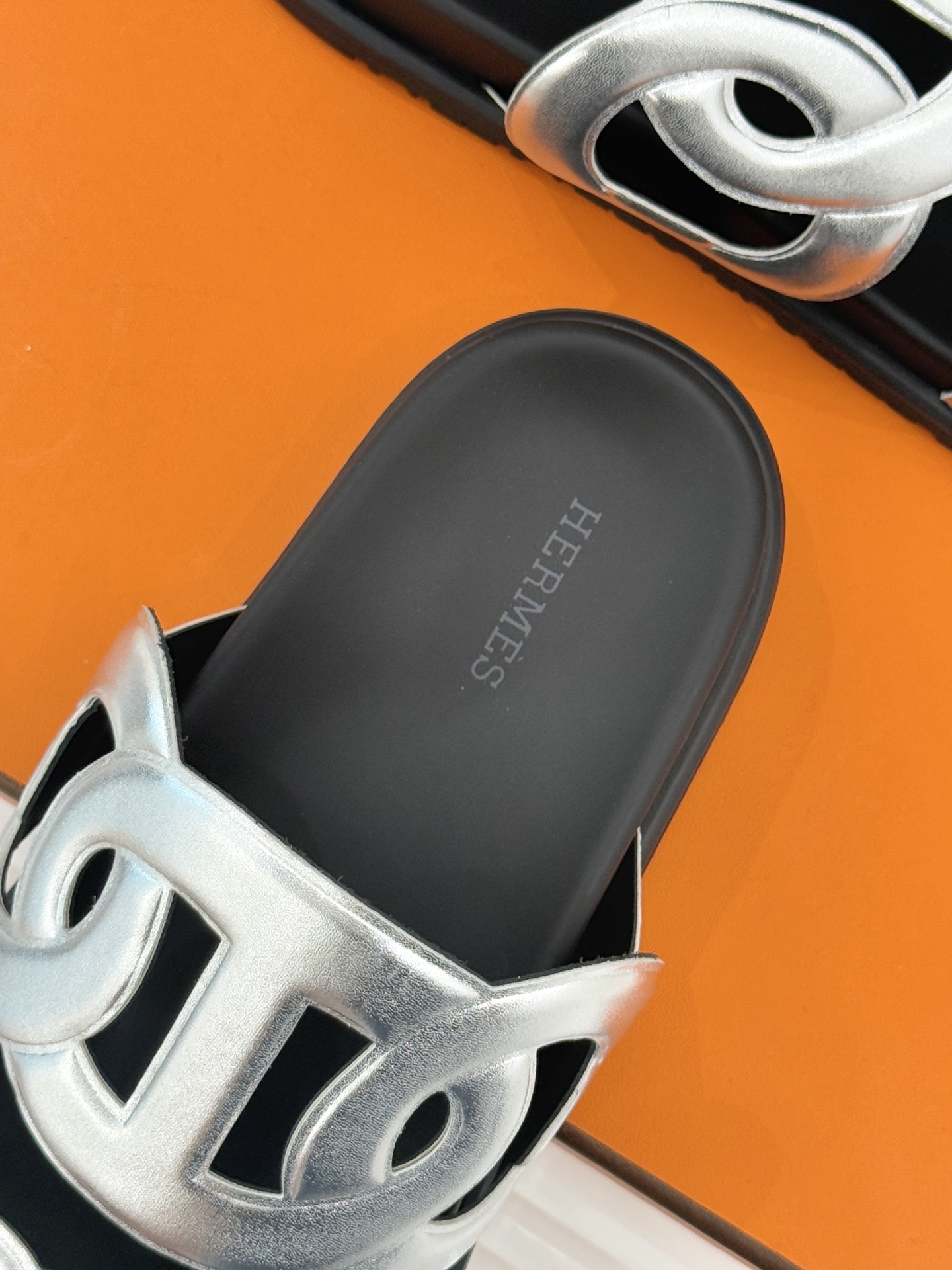 顶版 （配原版飞机盒）Hermès/爱马仕经典镂空猪鼻子休闲懒人拖鞋标志性的猪鼻子镂空设计俏皮吸睛在简约