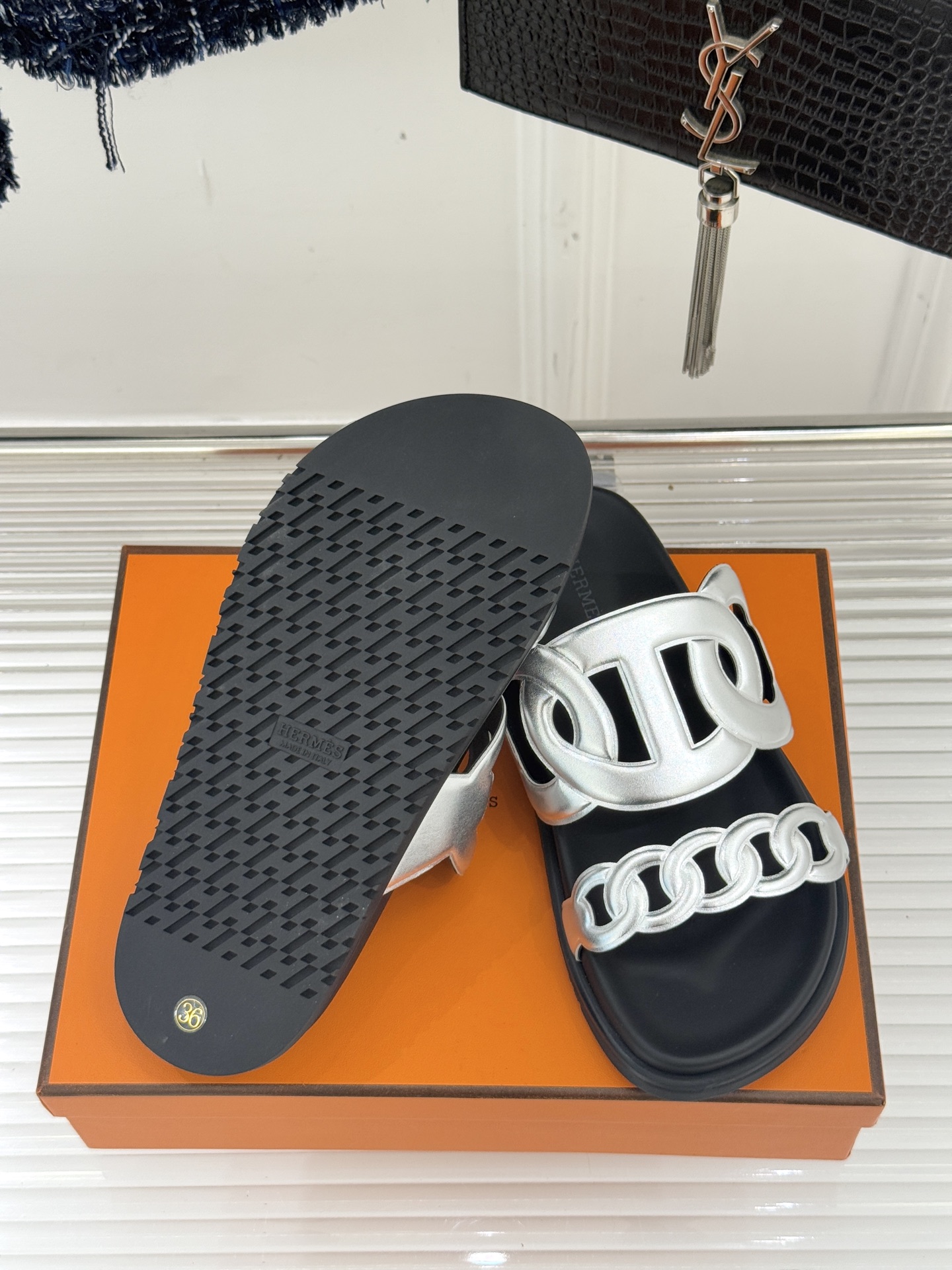 顶版 （配原版飞机盒）Hermès/爱马仕经典镂空猪鼻子休闲懒人拖鞋标志性的猪鼻子镂空设计俏皮吸睛在简约