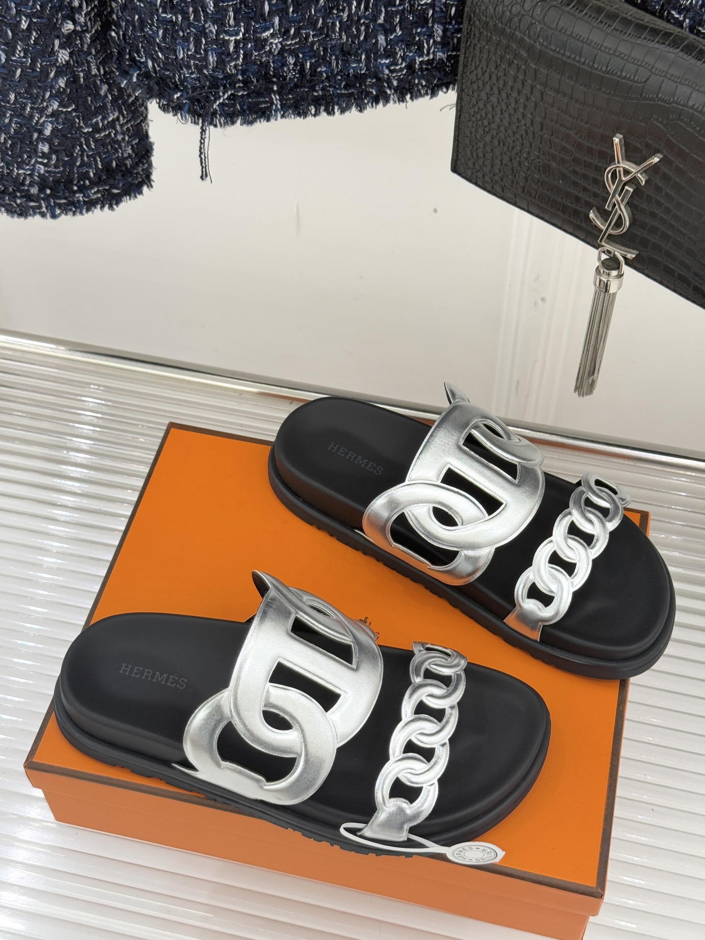 顶版 （配原版飞机盒）Hermès/爱马仕经典镂空猪鼻子休闲懒人拖鞋标志性的猪鼻子镂空设计俏皮吸睛在简约