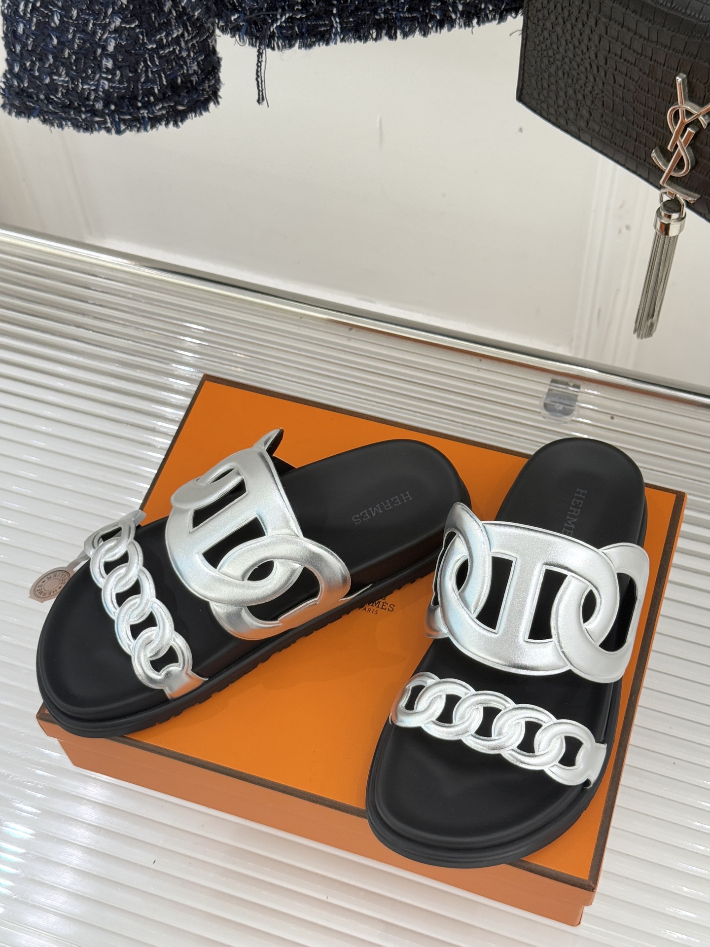 顶版 （配原版飞机盒）Hermès/爱马仕经典镂空猪鼻子休闲懒人拖鞋标志性的猪鼻子镂空设计俏皮吸睛在简约