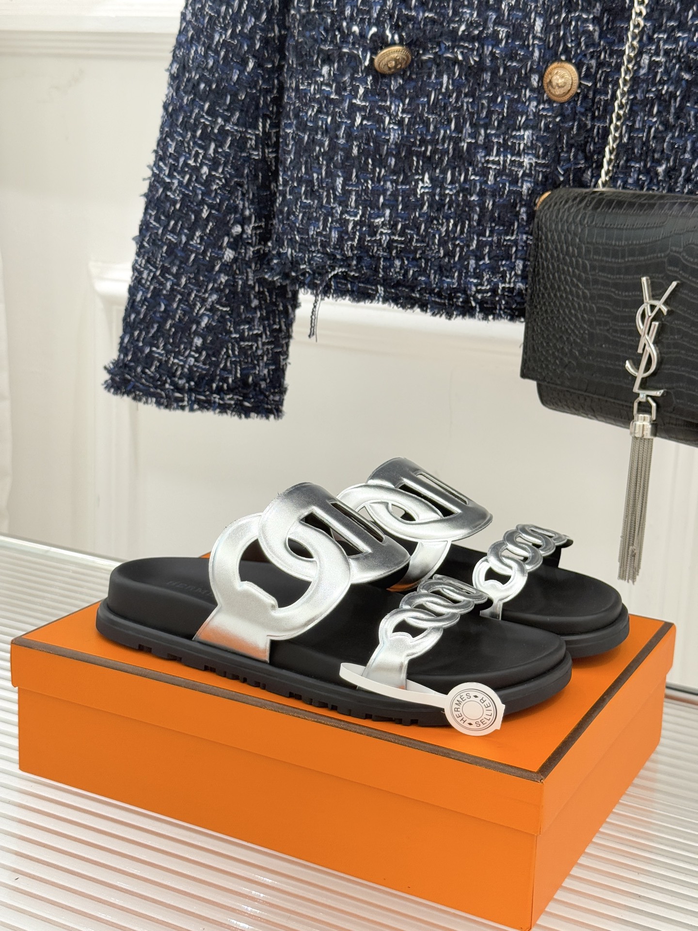 顶版 （配原版飞机盒）Hermès/爱马仕经典镂空猪鼻子休闲懒人拖鞋标志性的猪鼻子镂空设计俏皮吸睛在简约