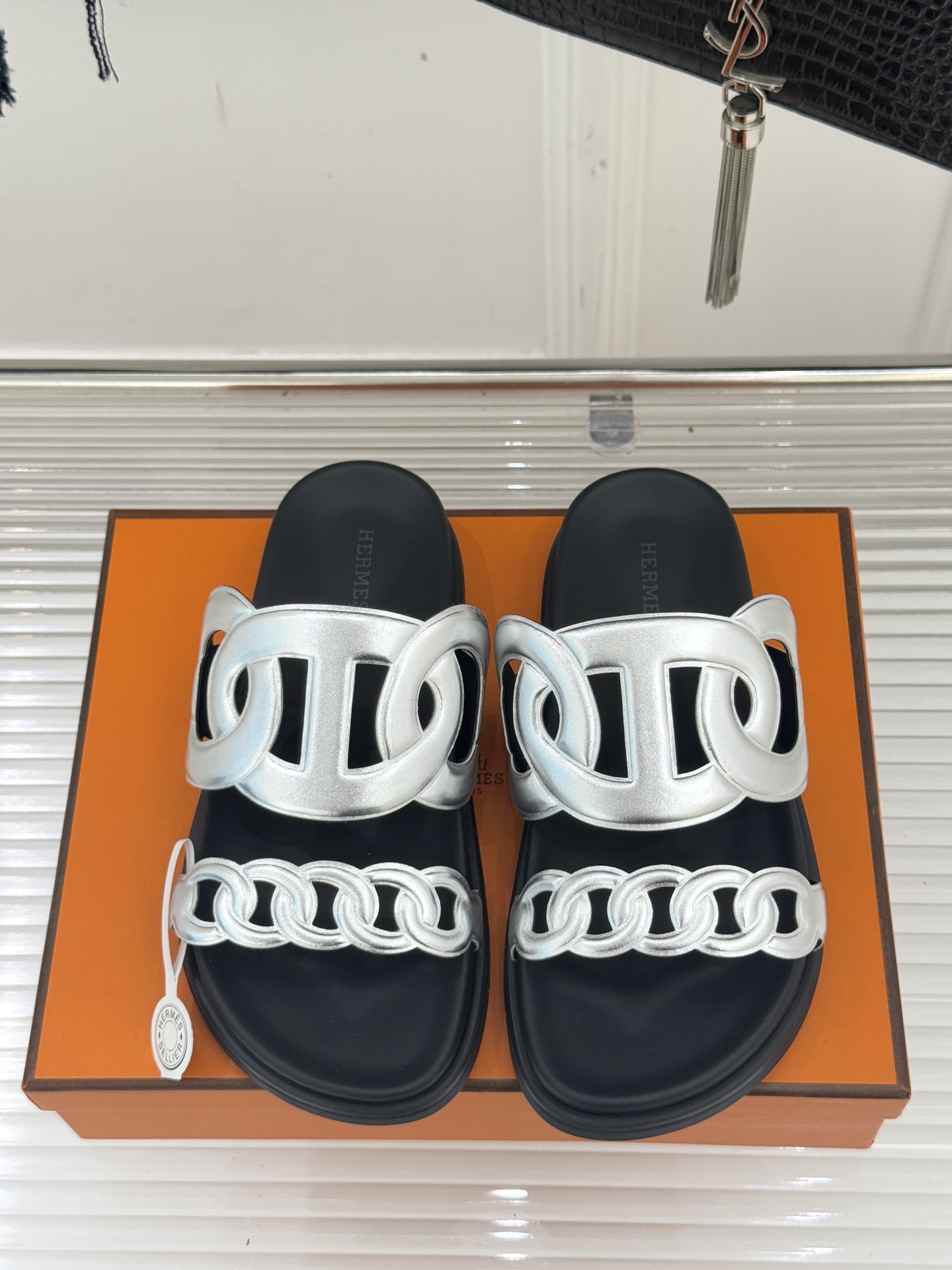 顶版 （配原版飞机盒）Hermès/爱马仕经典镂空猪鼻子休闲懒人拖鞋标志性的猪鼻子镂空设计俏皮吸睛在简约