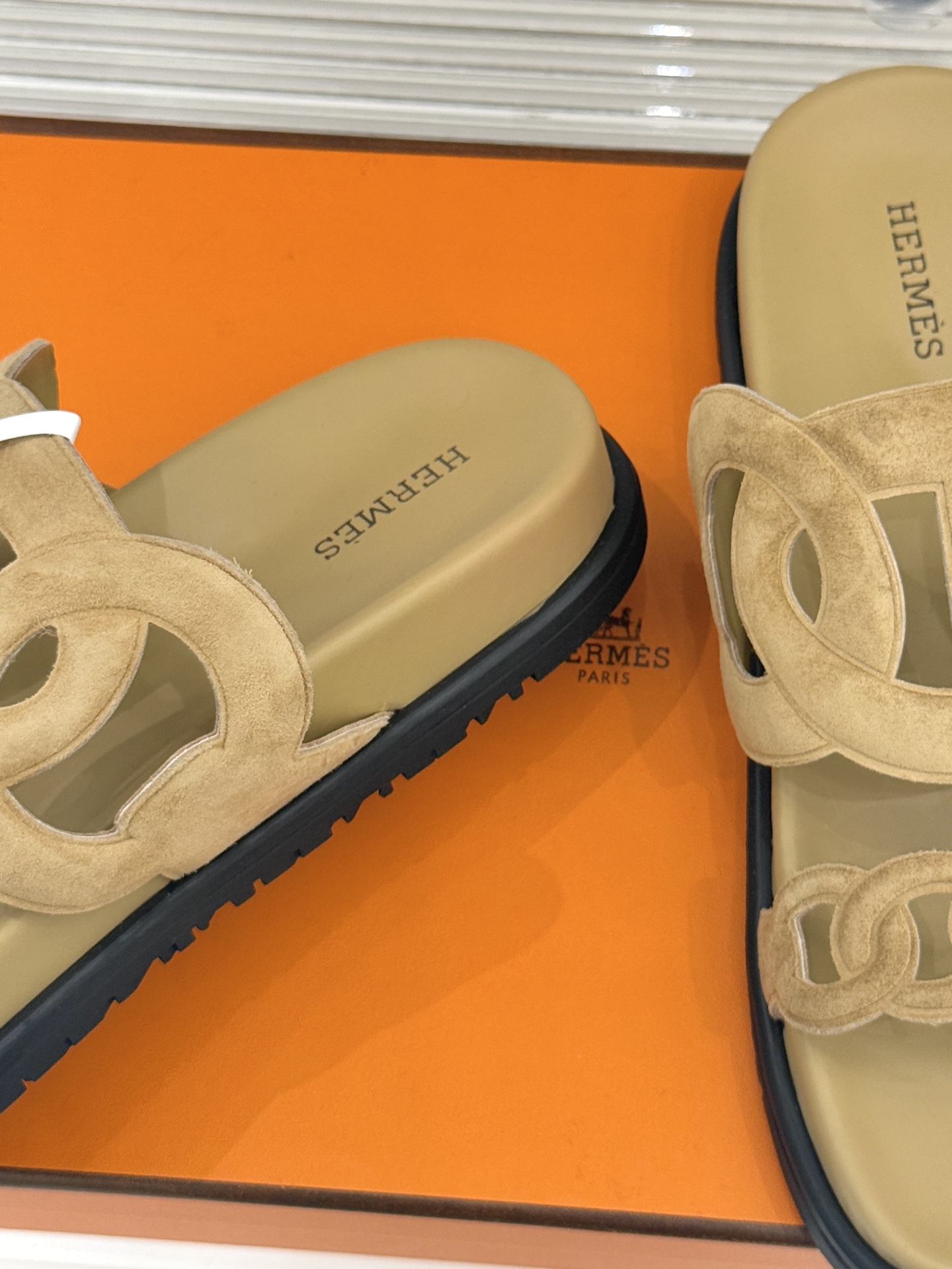 顶版 （配原版飞机盒）Hermès/爱马仕经典镂空猪鼻子休闲懒人拖鞋标志性的猪鼻子镂空设计俏皮吸睛在简约