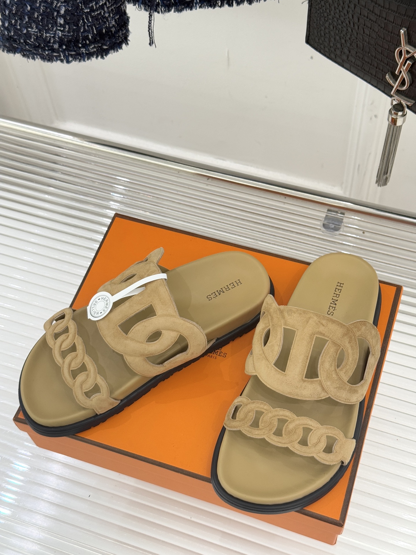 顶版 （配原版飞机盒）Hermès/爱马仕经典镂空猪鼻子休闲懒人拖鞋标志性的猪鼻子镂空设计俏皮吸睛在简约