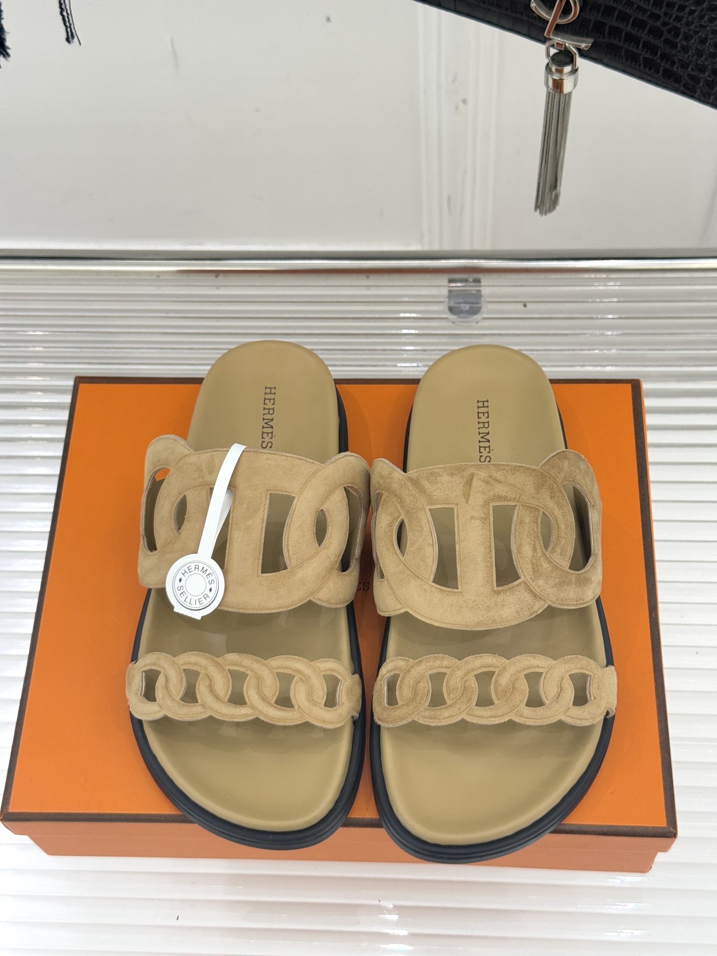 顶版 （配原版飞机盒）Hermès/爱马仕经典镂空猪鼻子休闲懒人拖鞋标志性的猪鼻子镂空设计俏皮吸睛在简约