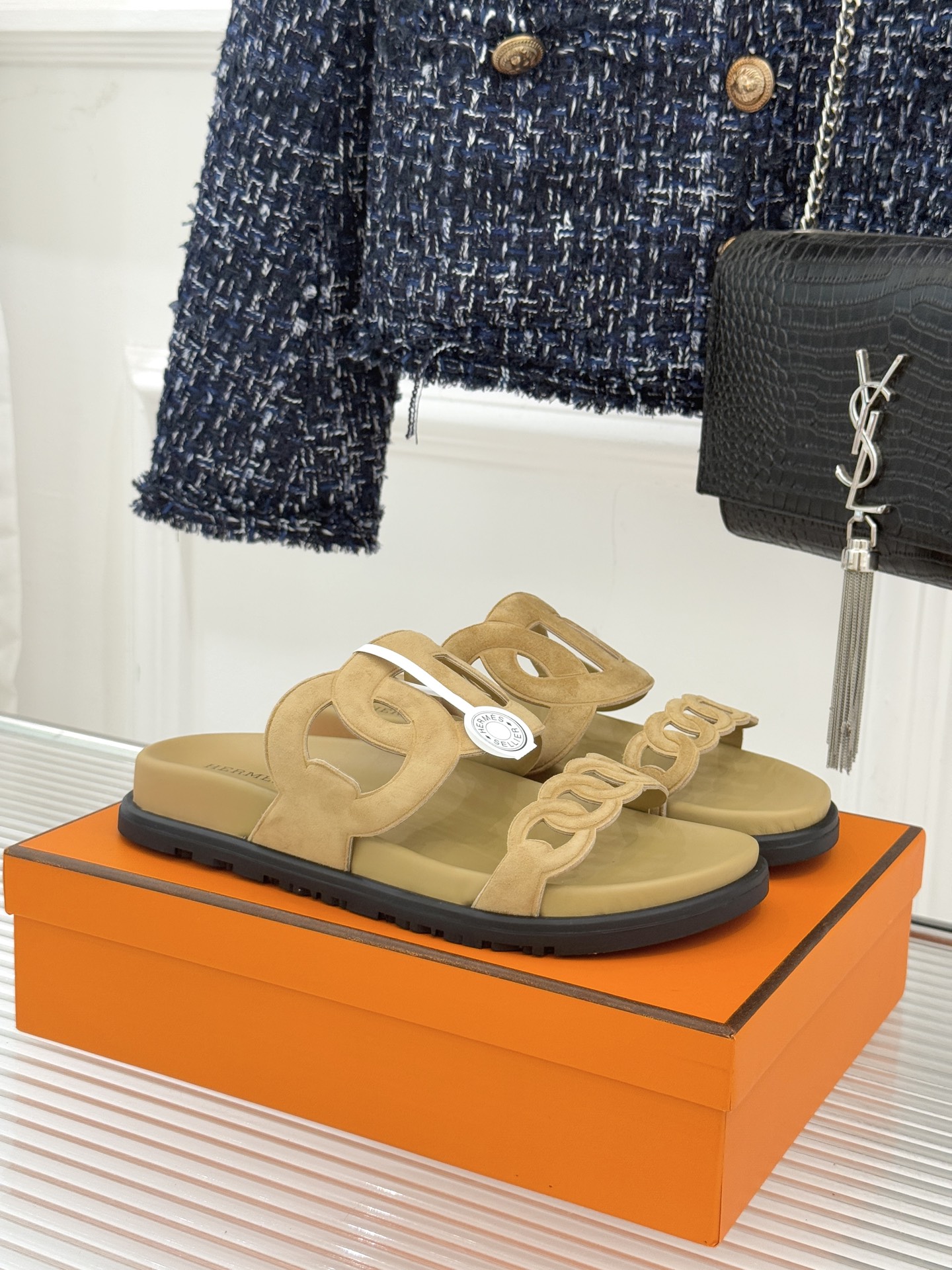 顶版 （配原版飞机盒）Hermès/爱马仕经典镂空猪鼻子休闲懒人拖鞋标志性的猪鼻子镂空设计俏皮吸睛在简约