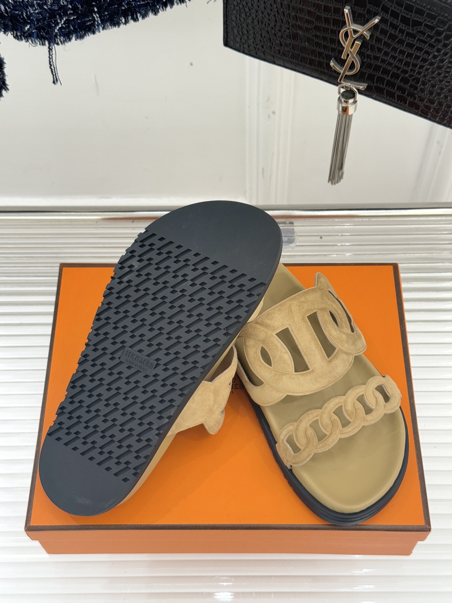 顶版 （配原版飞机盒）Hermès/爱马仕经典镂空猪鼻子休闲懒人拖鞋标志性的猪鼻子镂空设计俏皮吸睛在简约