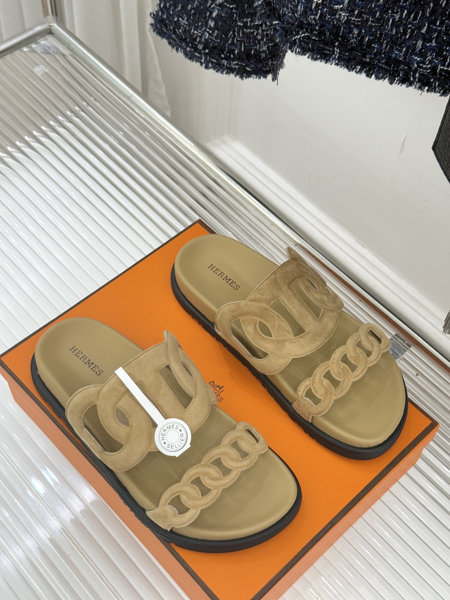 顶版 （配原版飞机盒）Hermès/爱马仕经典镂空猪鼻子休闲懒人拖鞋标志性的猪鼻子镂空设计俏皮吸睛在简约