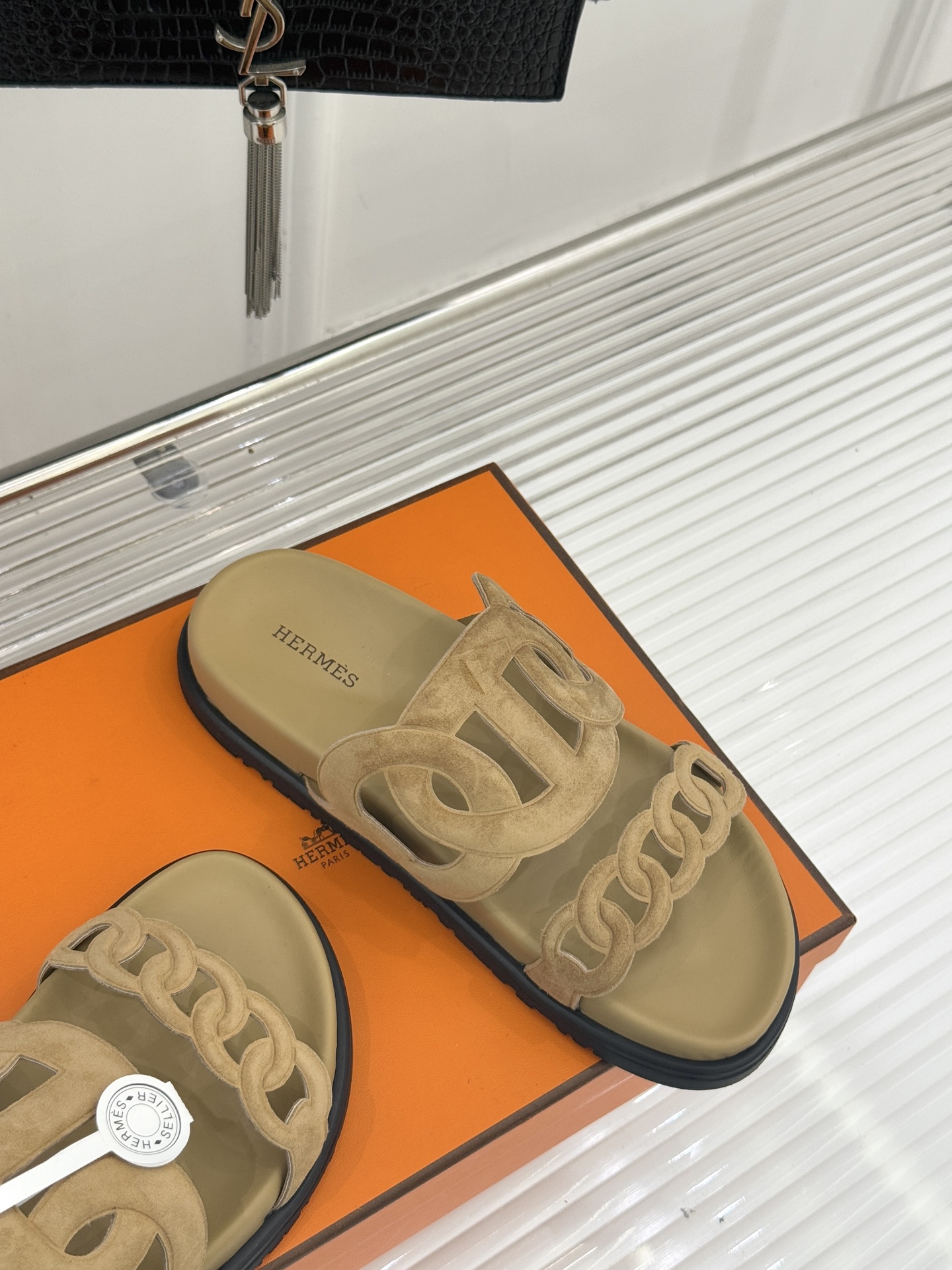 顶版 （配原版飞机盒）Hermès/爱马仕经典镂空猪鼻子休闲懒人拖鞋标志性的猪鼻子镂空设计俏皮吸睛在简约