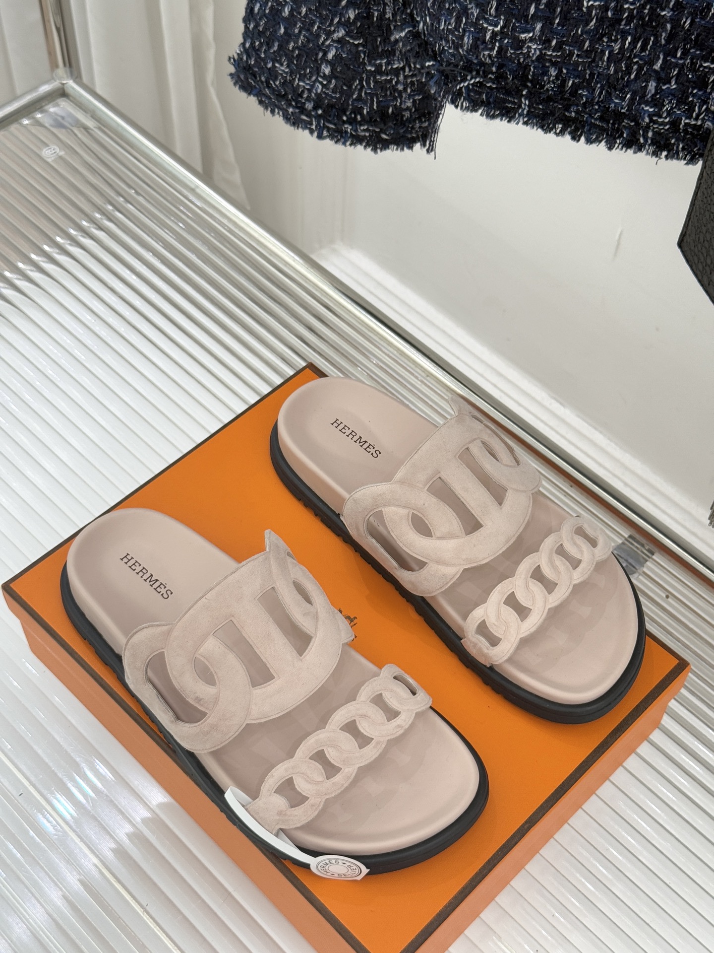 顶版 （配原版飞机盒）Hermès/爱马仕经典镂空猪鼻子休闲懒人拖鞋标志性的猪鼻子镂空设计俏皮吸睛在简约