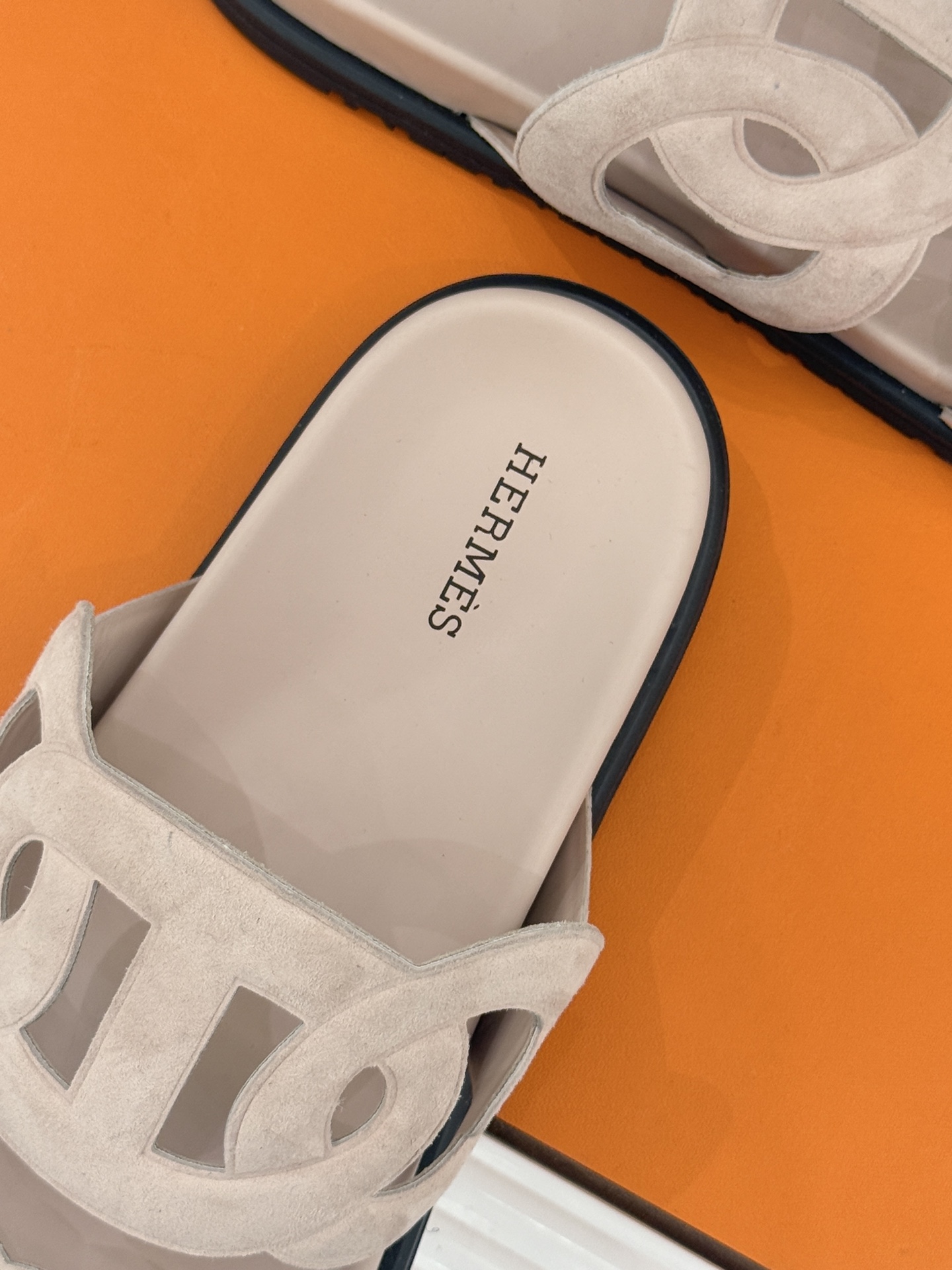 顶版 （配原版飞机盒）Hermès/爱马仕经典镂空猪鼻子休闲懒人拖鞋标志性的猪鼻子镂空设计俏皮吸睛在简约