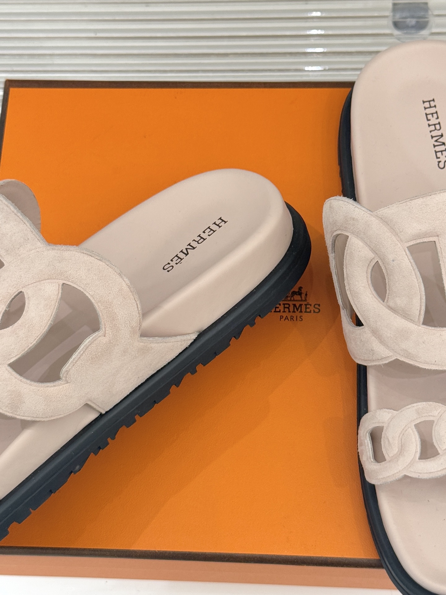 顶版 （配原版飞机盒）Hermès/爱马仕经典镂空猪鼻子休闲懒人拖鞋标志性的猪鼻子镂空设计俏皮吸睛在简约