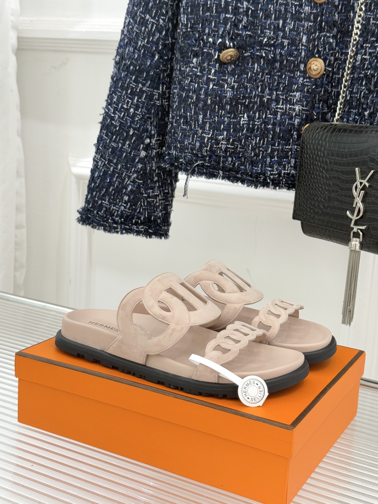 顶版 （配原版飞机盒）Hermès/爱马仕经典镂空猪鼻子休闲懒人拖鞋标志性的猪鼻子镂空设计俏皮吸睛在简约