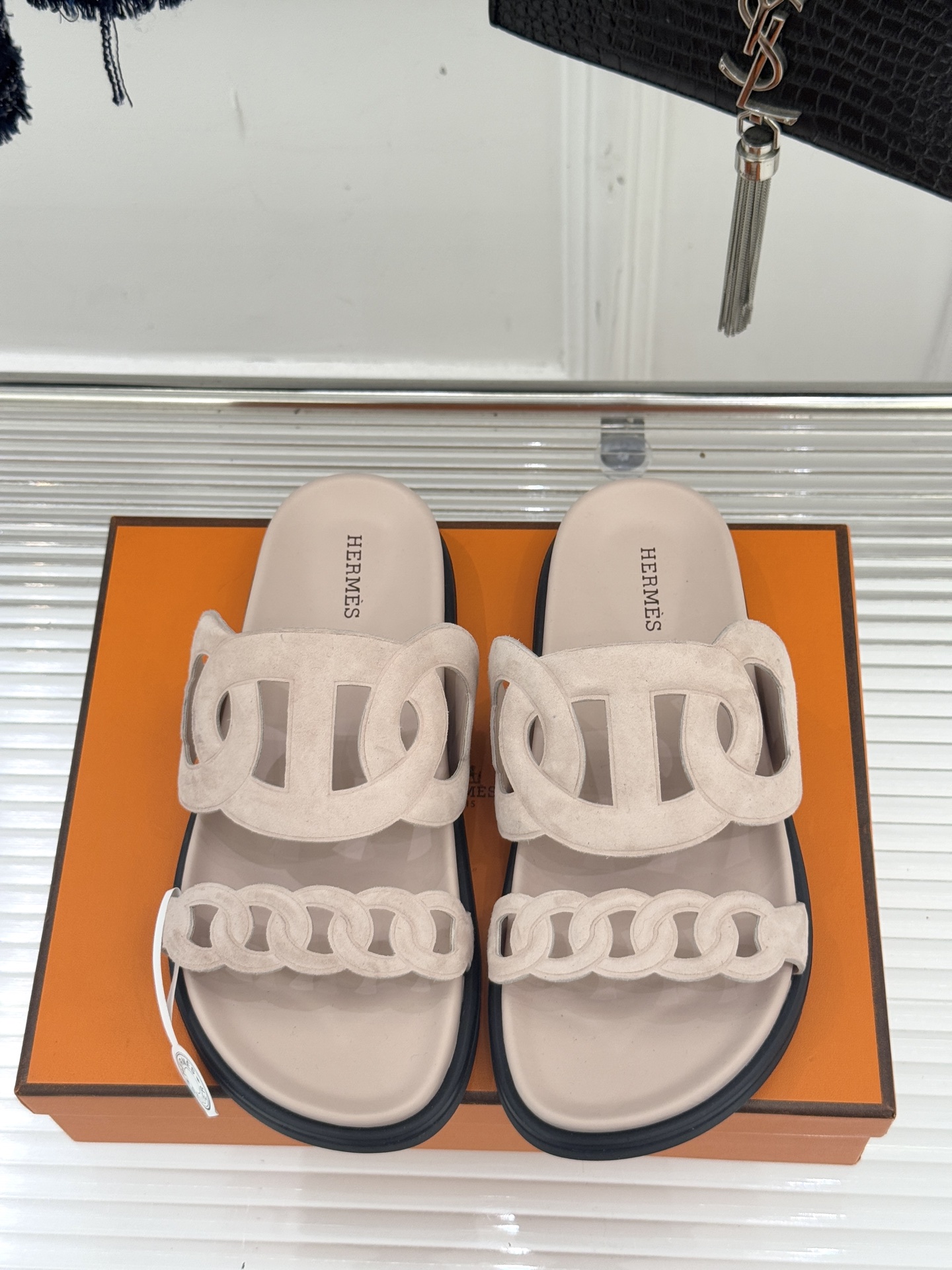 顶版 （配原版飞机盒）Hermès/爱马仕经典镂空猪鼻子休闲懒人拖鞋标志性的猪鼻子镂空设计俏皮吸睛在简约