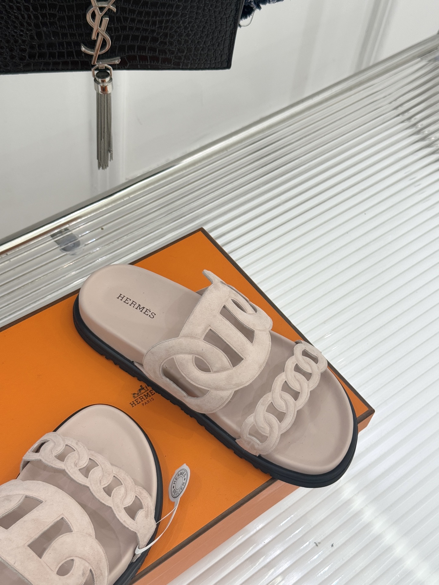 顶版 （配原版飞机盒）Hermès/爱马仕经典镂空猪鼻子休闲懒人拖鞋标志性的猪鼻子镂空设计俏皮吸睛在简约