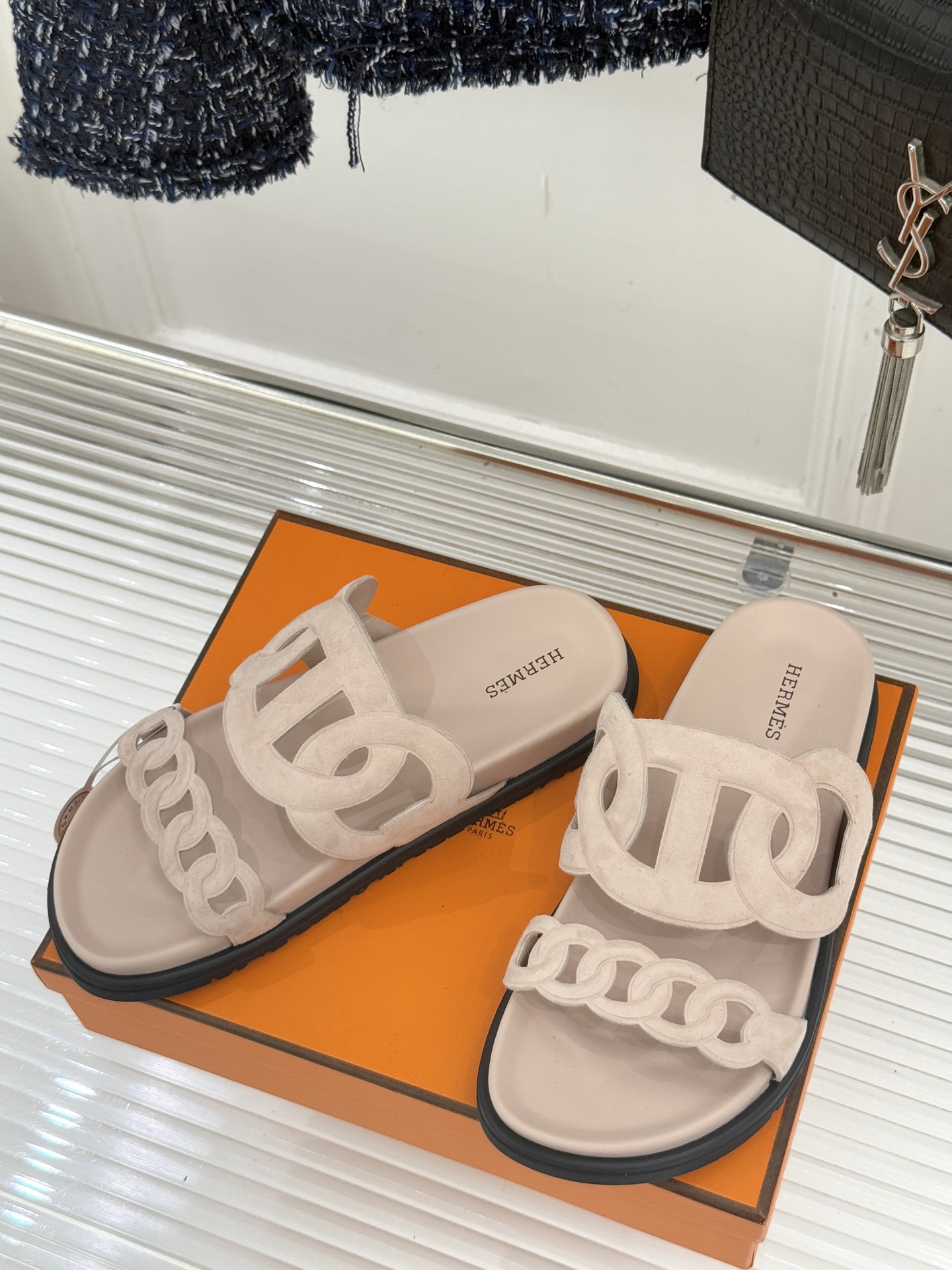 顶版 （配原版飞机盒）Hermès/爱马仕经典镂空猪鼻子休闲懒人拖鞋标志性的猪鼻子镂空设计俏皮吸睛在简约