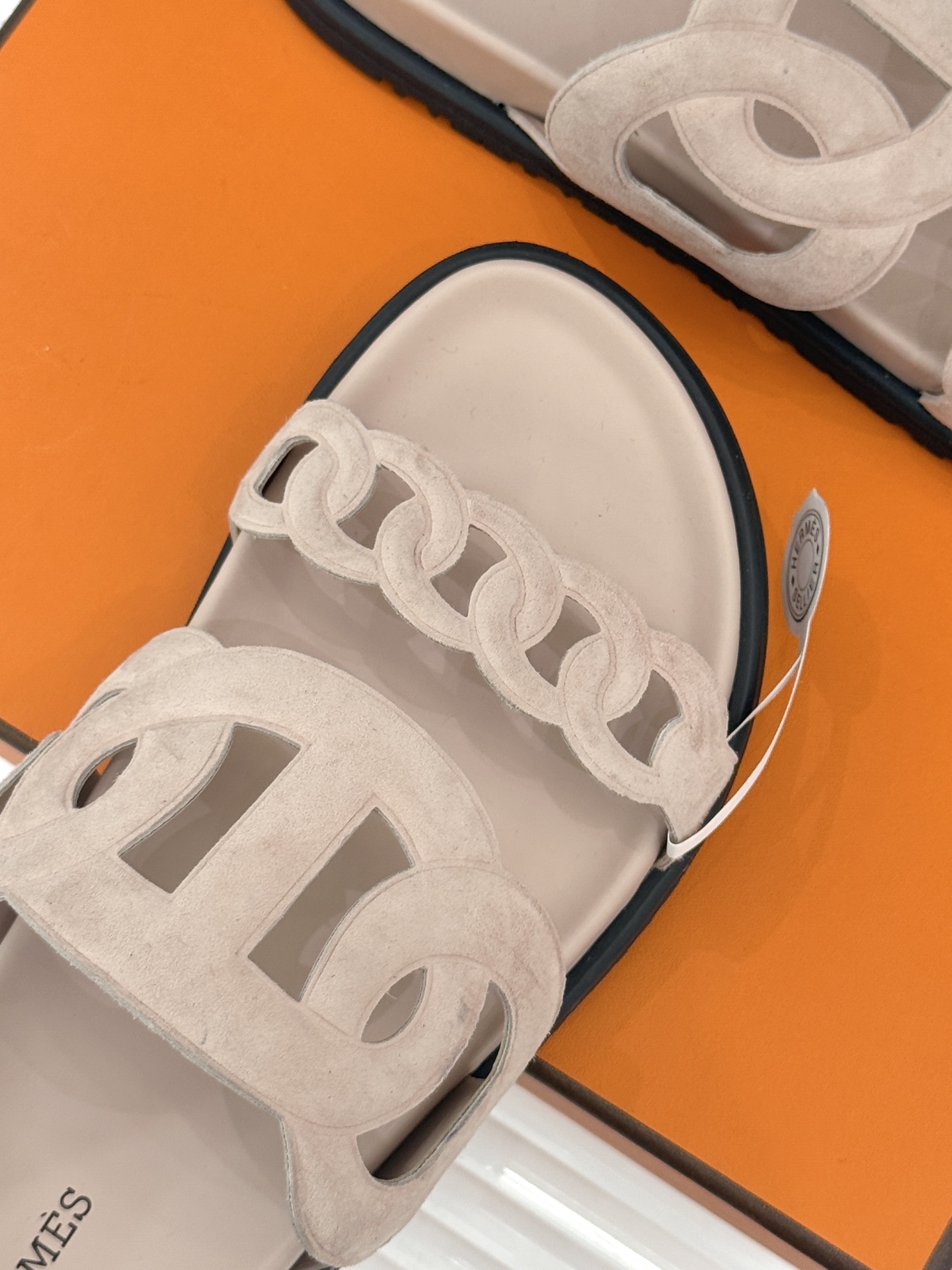 顶版 （配原版飞机盒）Hermès/爱马仕经典镂空猪鼻子休闲懒人拖鞋标志性的猪鼻子镂空设计俏皮吸睛在简约