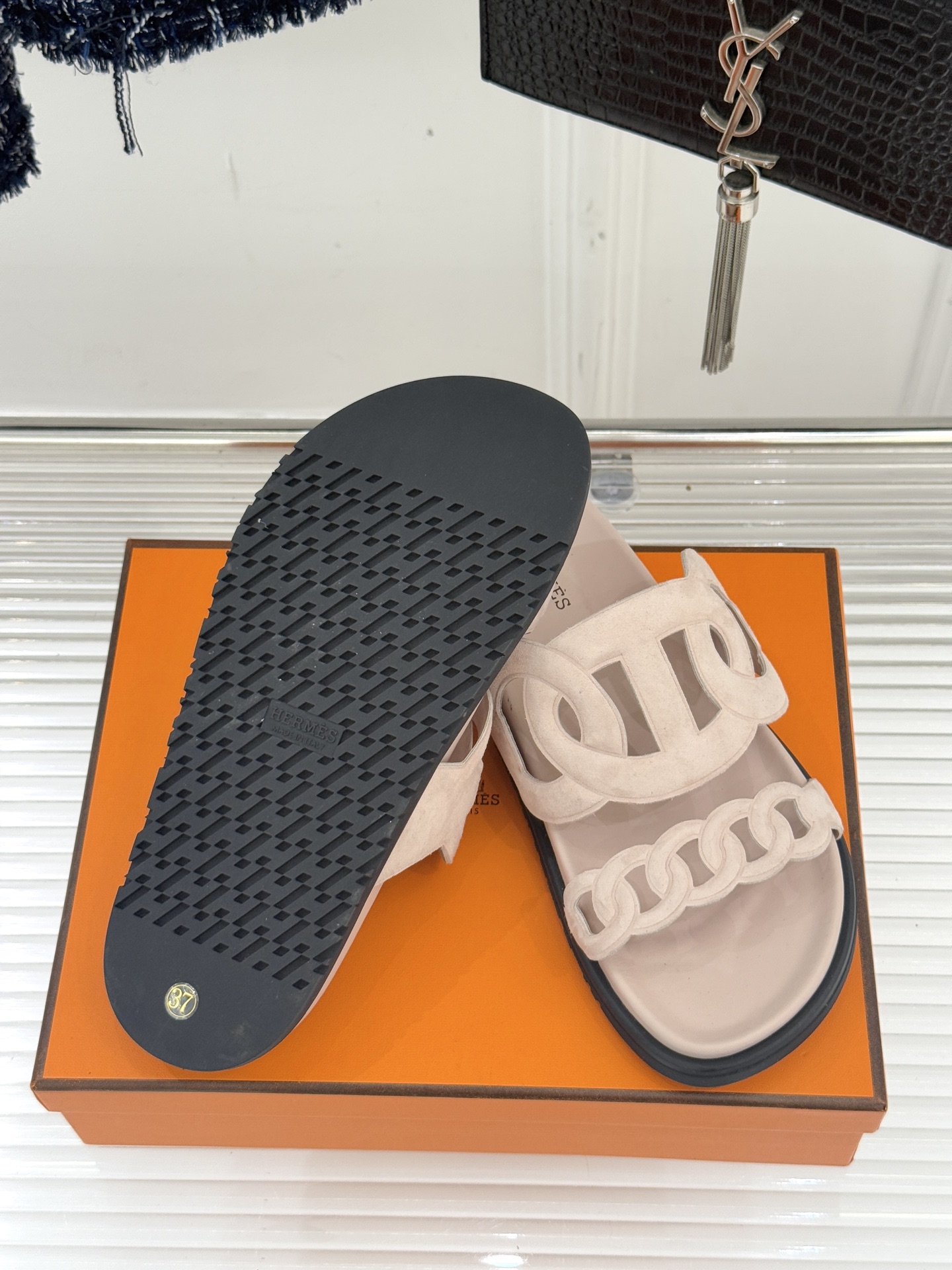 顶版 （配原版飞机盒）Hermès/爱马仕经典镂空猪鼻子休闲懒人拖鞋标志性的猪鼻子镂空设计俏皮吸睛在简约