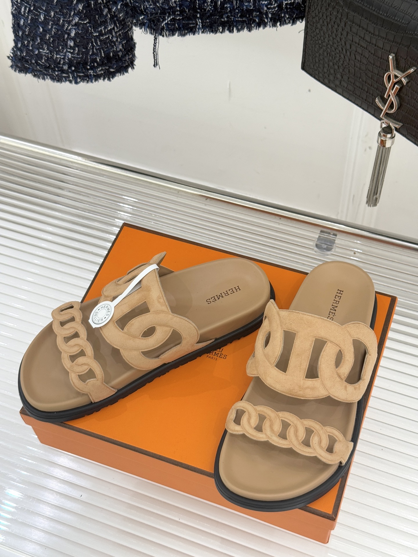 顶版 （配原版飞机盒）Hermès/爱马仕经典镂空猪鼻子休闲懒人拖鞋标志性的猪鼻子镂空设计俏皮吸睛在简约