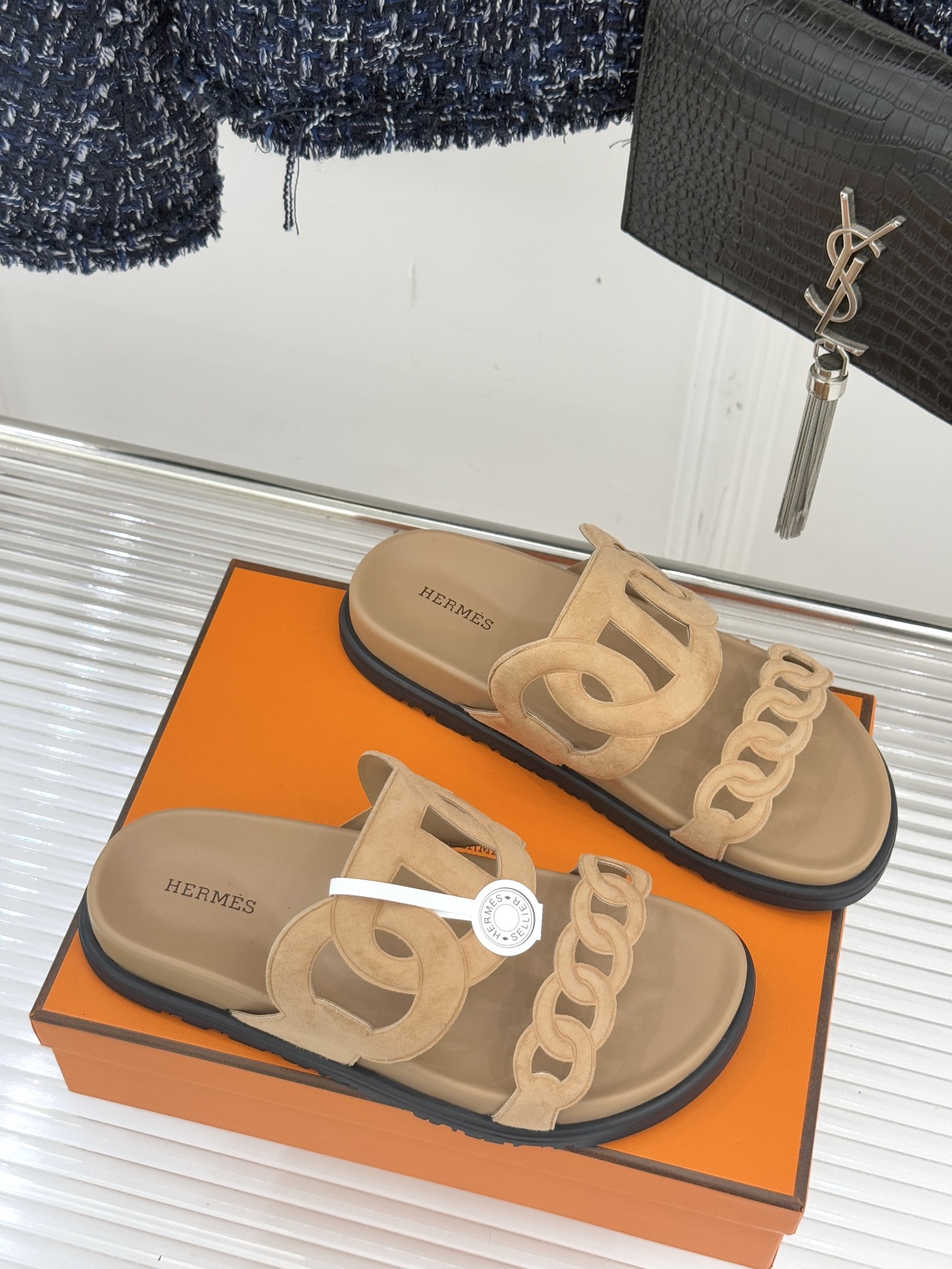 顶版 （配原版飞机盒）Hermès/爱马仕经典镂空猪鼻子休闲懒人拖鞋标志性的猪鼻子镂空设计俏皮吸睛在简约