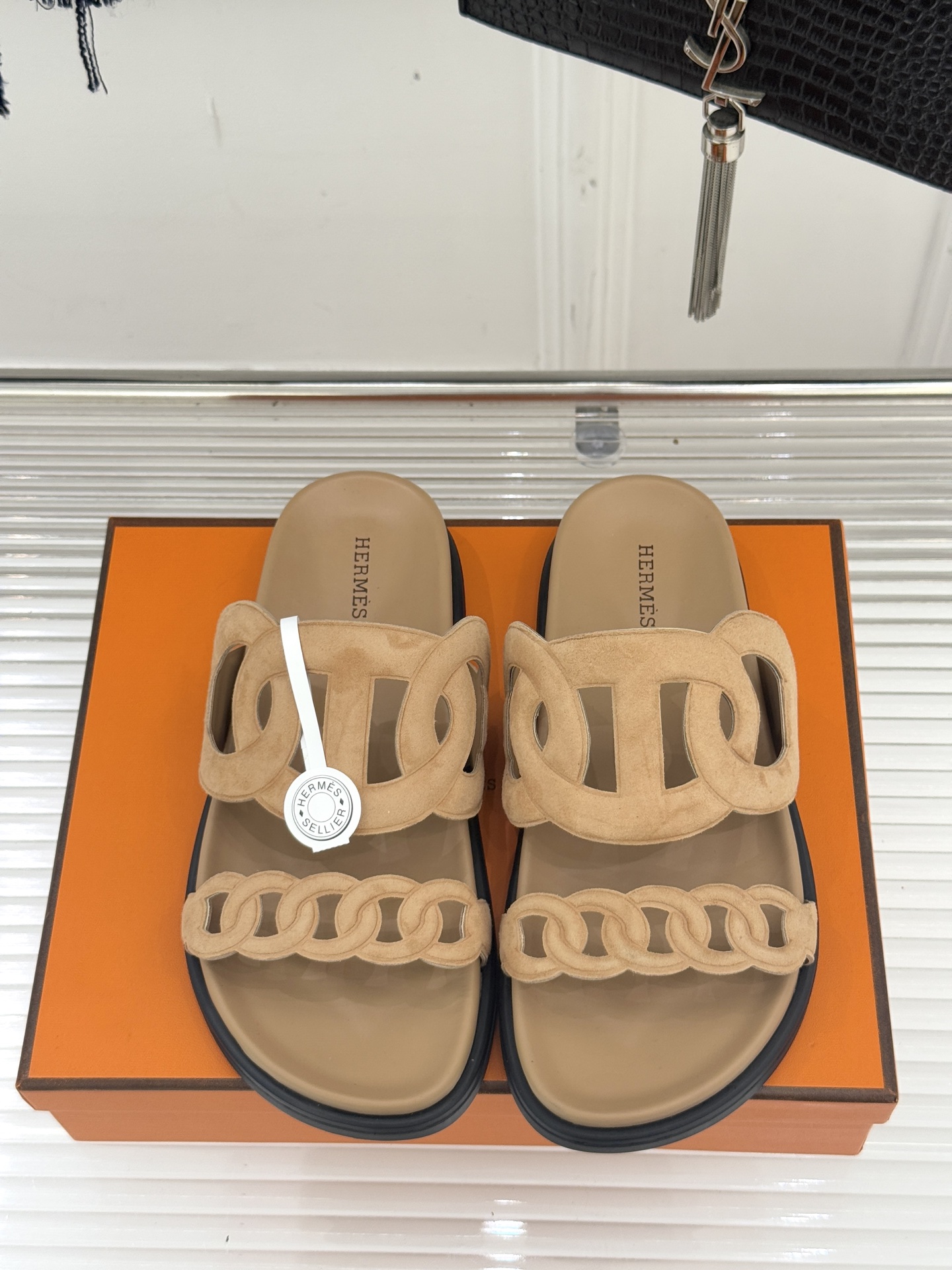 顶版 （配原版飞机盒）Hermès/爱马仕经典镂空猪鼻子休闲懒人拖鞋标志性的猪鼻子镂空设计俏皮吸睛在简约