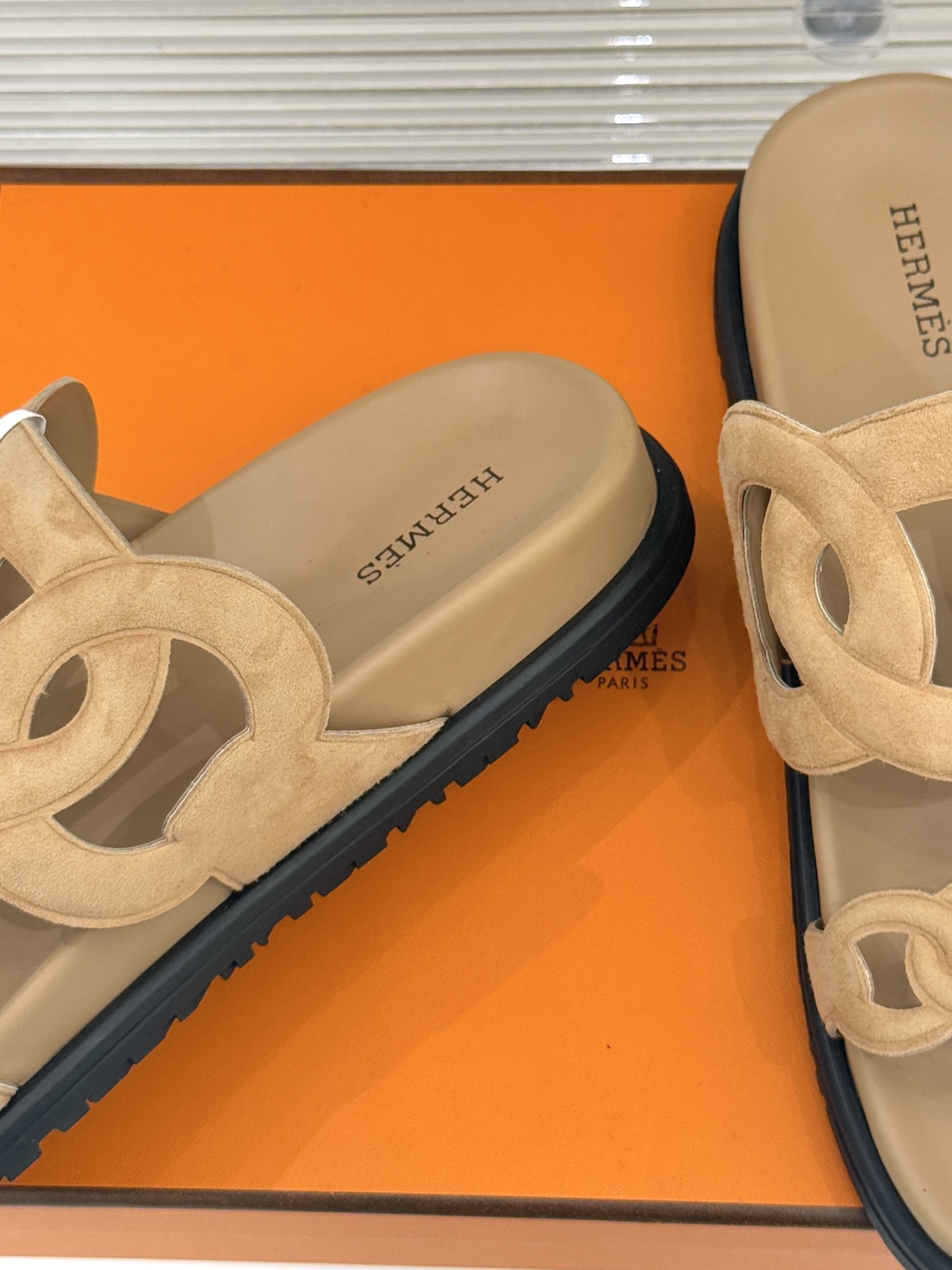顶版 （配原版飞机盒）Hermès/爱马仕经典镂空猪鼻子休闲懒人拖鞋标志性的猪鼻子镂空设计俏皮吸睛在简约