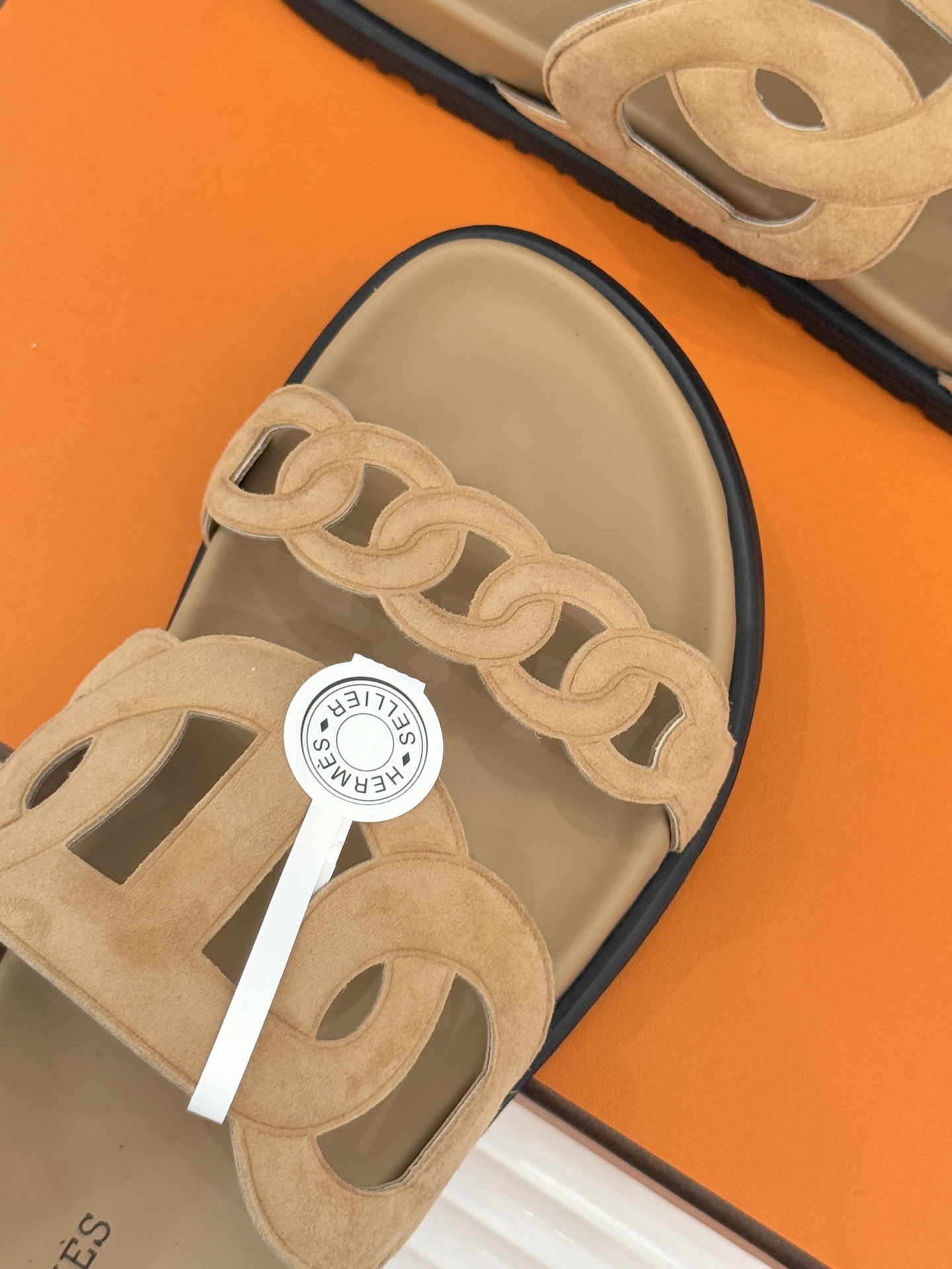 顶版 （配原版飞机盒）Hermès/爱马仕经典镂空猪鼻子休闲懒人拖鞋标志性的猪鼻子镂空设计俏皮吸睛在简约