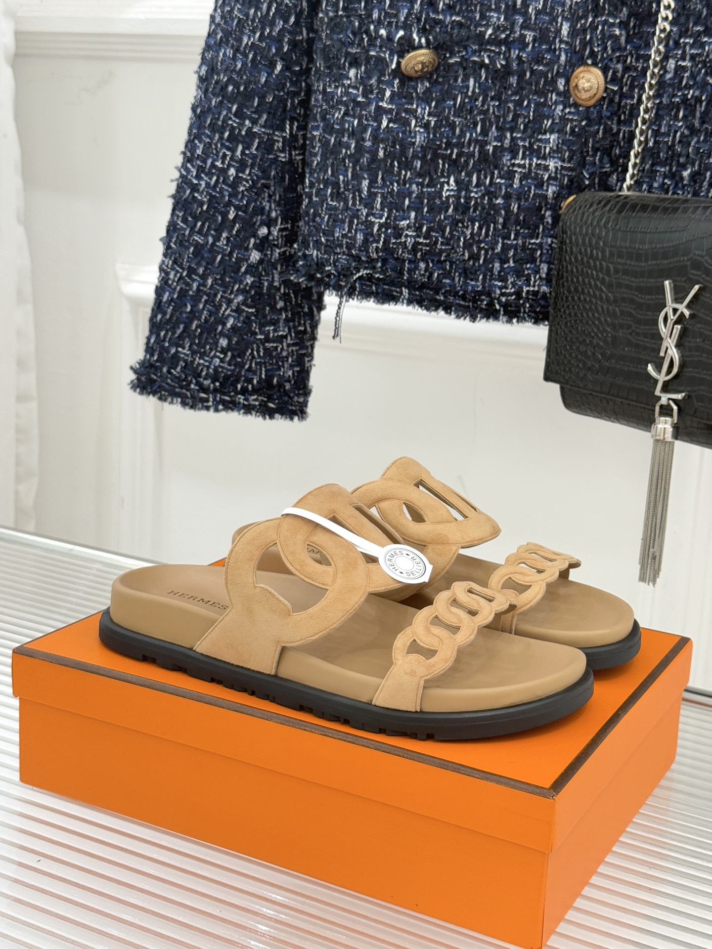 顶版 （配原版飞机盒）Hermès/爱马仕经典镂空猪鼻子休闲懒人拖鞋标志性的猪鼻子镂空设计俏皮吸睛在简约