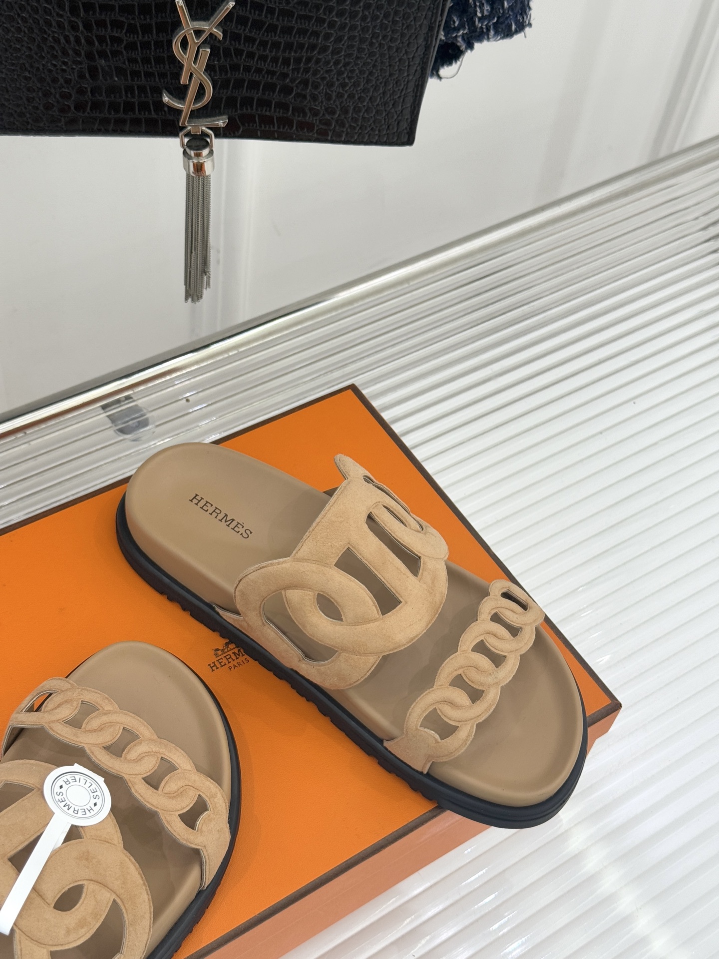 顶版 （配原版飞机盒）Hermès/爱马仕经典镂空猪鼻子休闲懒人拖鞋标志性的猪鼻子镂空设计俏皮吸睛在简约