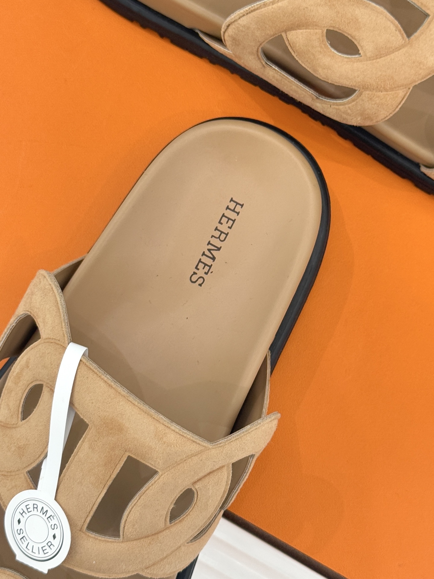 顶版 （配原版飞机盒）Hermès/爱马仕经典镂空猪鼻子休闲懒人拖鞋标志性的猪鼻子镂空设计俏皮吸睛在简约