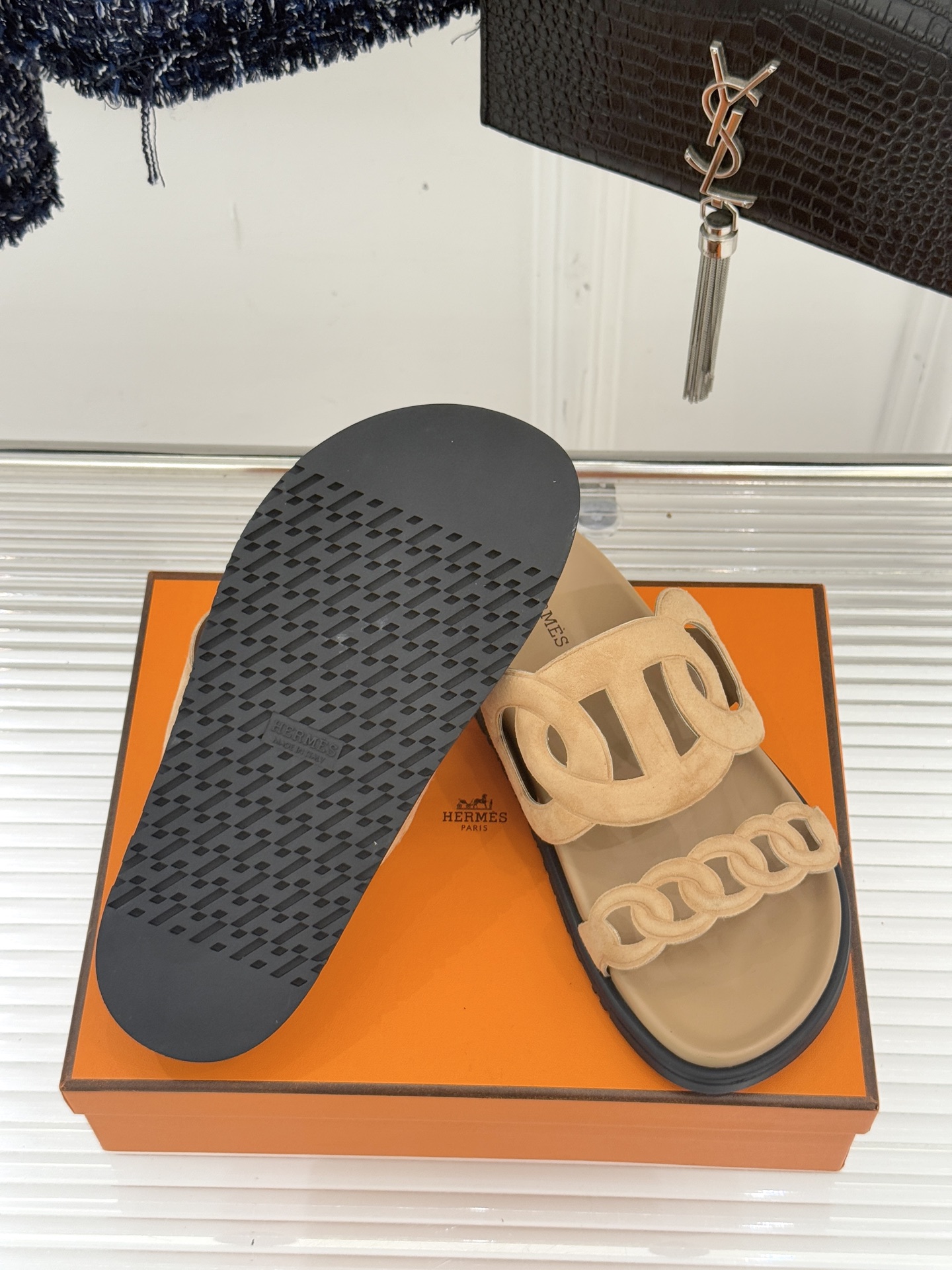 顶版 （配原版飞机盒）Hermès/爱马仕经典镂空猪鼻子休闲懒人拖鞋标志性的猪鼻子镂空设计俏皮吸睛在简约