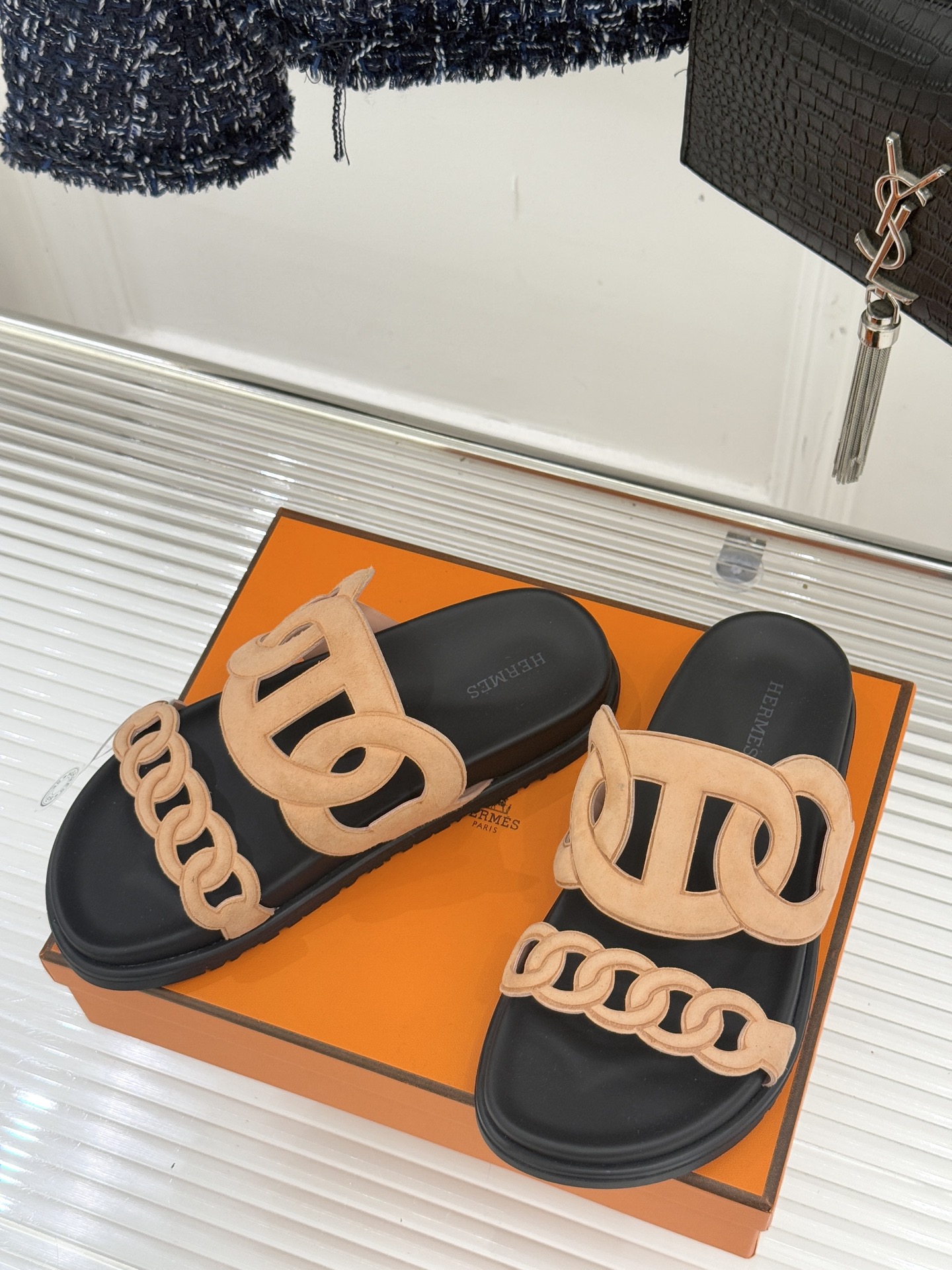 顶版 （配原版飞机盒）Hermès/爱马仕经典镂空猪鼻子休闲懒人拖鞋标志性的猪鼻子镂空设计俏皮吸睛在简约