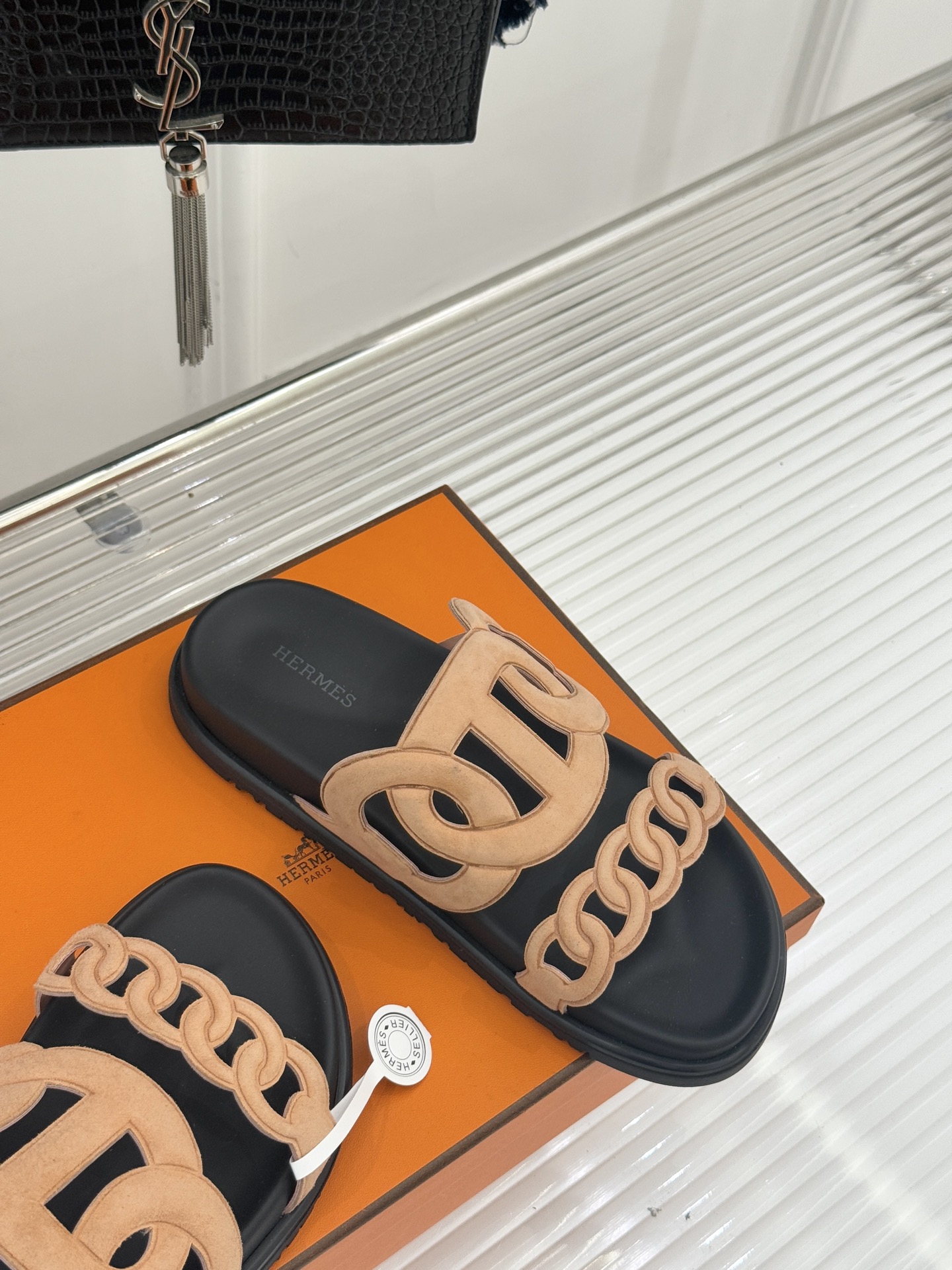 顶版 （配原版飞机盒）Hermès/爱马仕经典镂空猪鼻子休闲懒人拖鞋标志性的猪鼻子镂空设计俏皮吸睛在简约