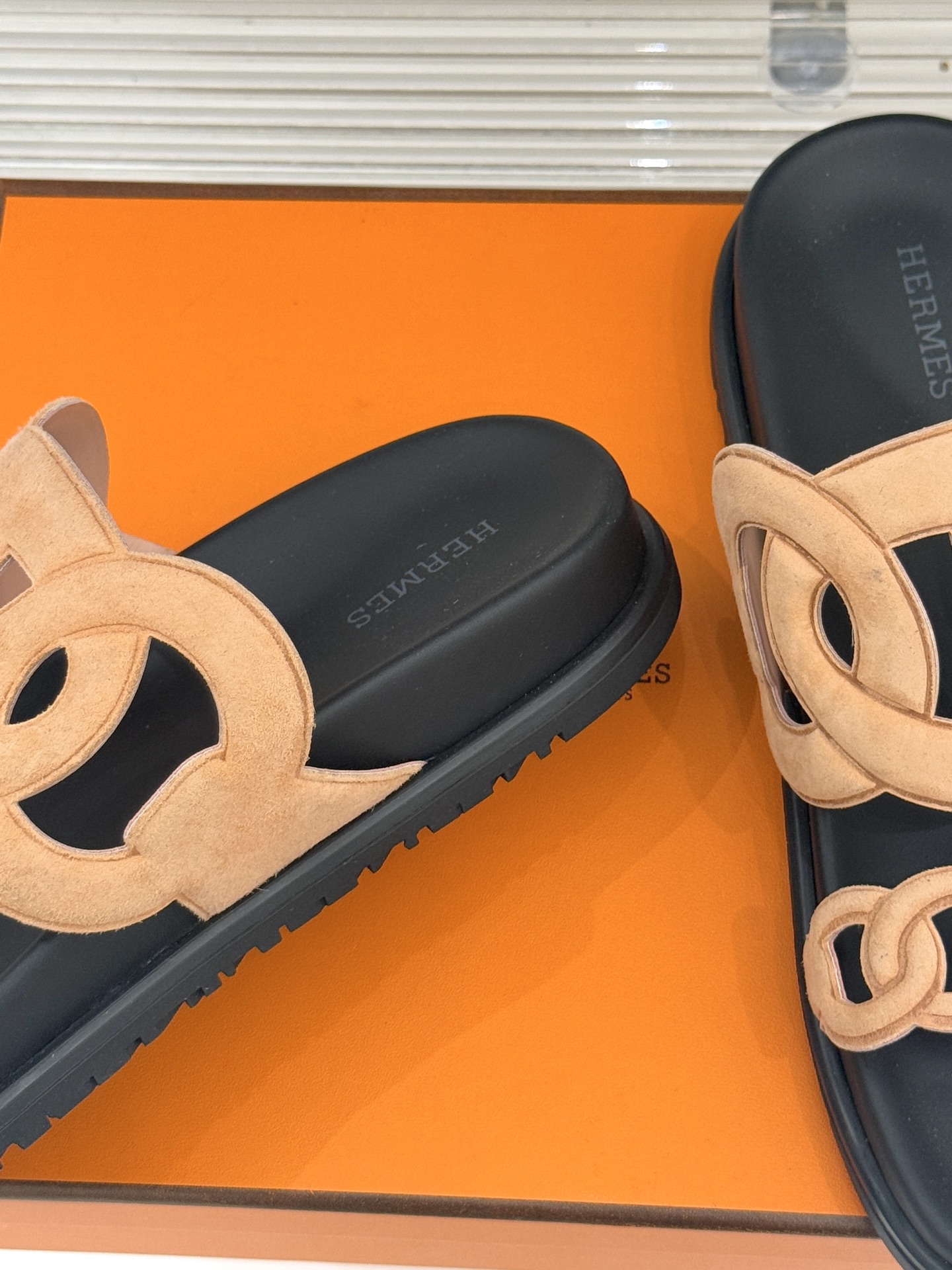 顶版 （配原版飞机盒）Hermès/爱马仕经典镂空猪鼻子休闲懒人拖鞋标志性的猪鼻子镂空设计俏皮吸睛在简约