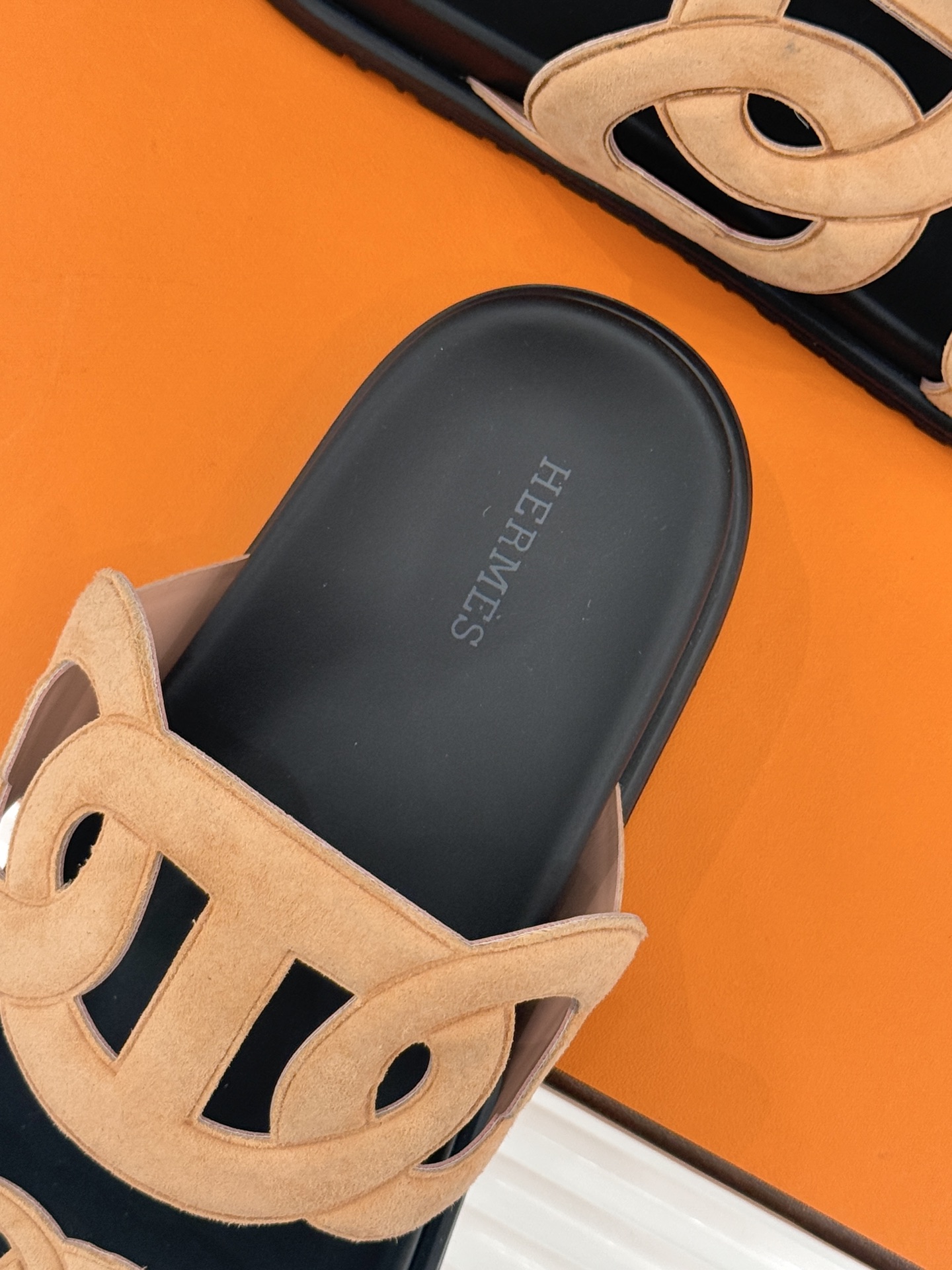 顶版 （配原版飞机盒）Hermès/爱马仕经典镂空猪鼻子休闲懒人拖鞋标志性的猪鼻子镂空设计俏皮吸睛在简约