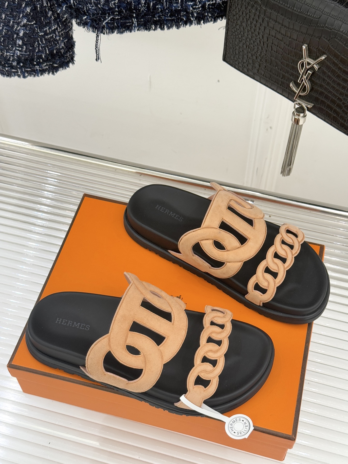 顶版 （配原版飞机盒）Hermès/爱马仕经典镂空猪鼻子休闲懒人拖鞋标志性的猪鼻子镂空设计俏皮吸睛在简约