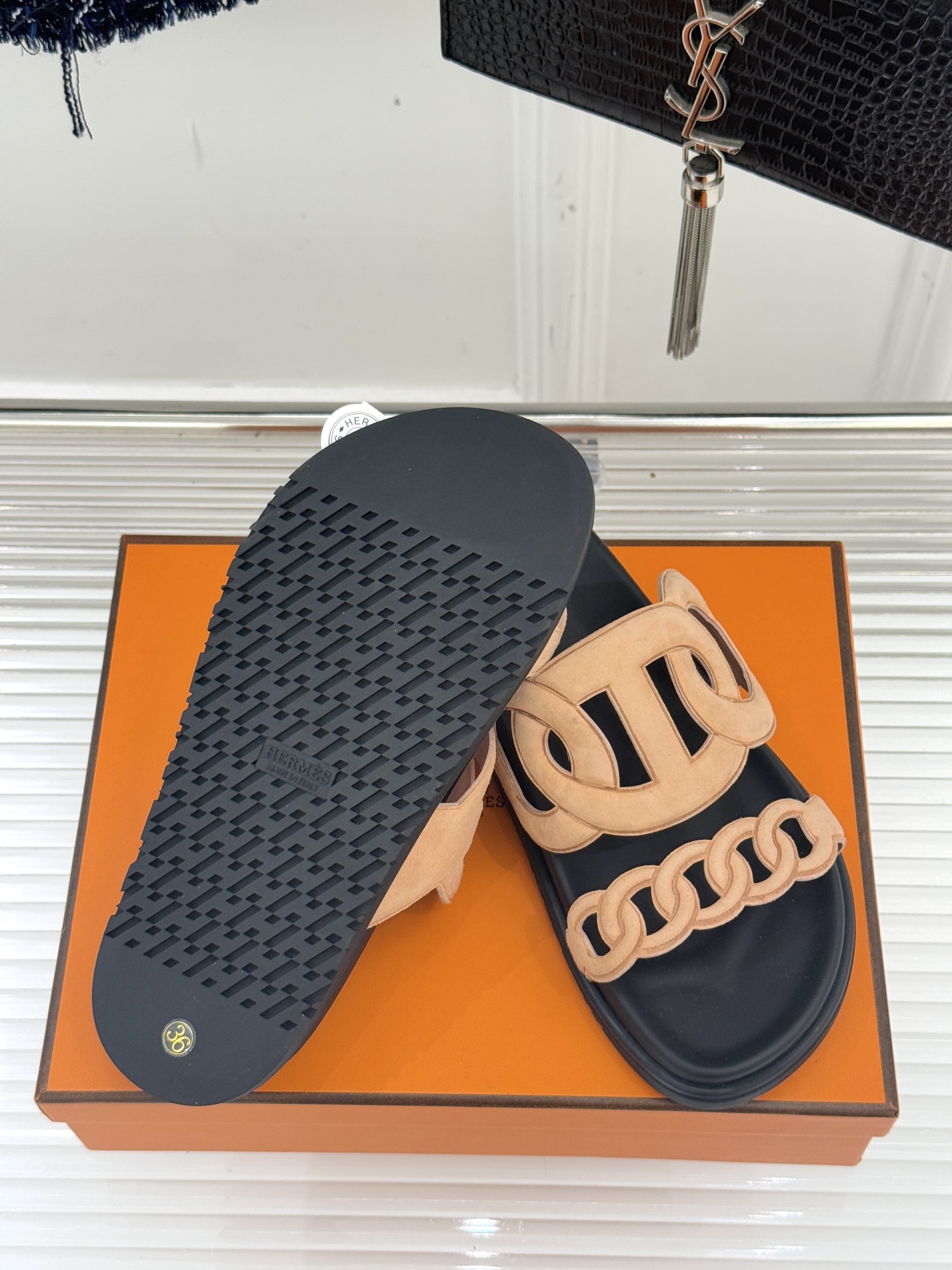 顶版 （配原版飞机盒）Hermès/爱马仕经典镂空猪鼻子休闲懒人拖鞋标志性的猪鼻子镂空设计俏皮吸睛在简约