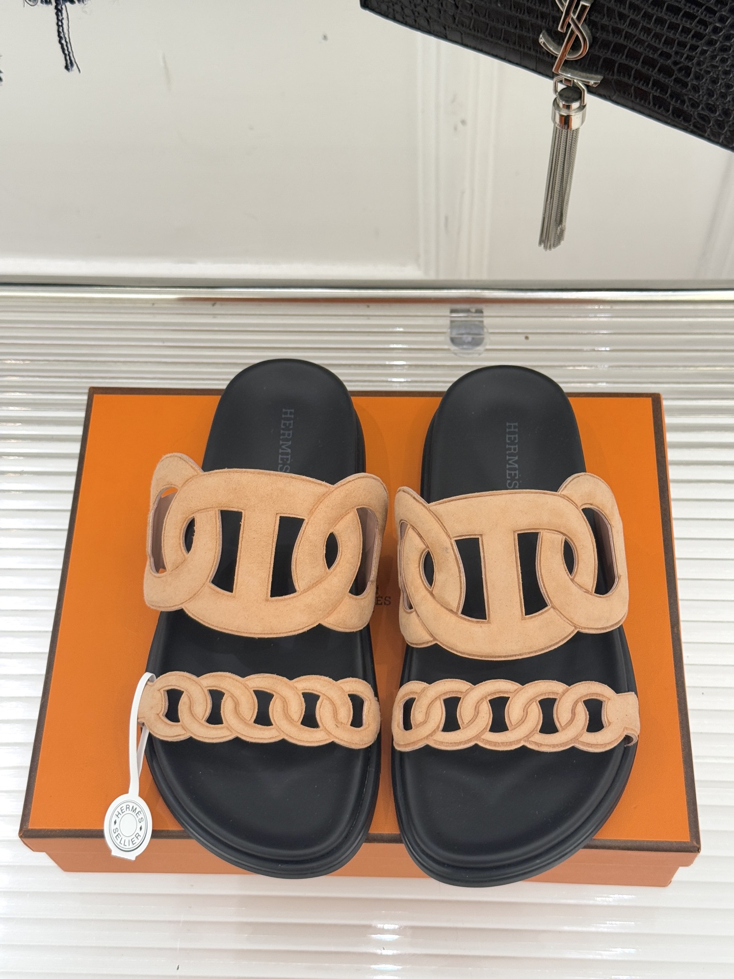 顶版 （配原版飞机盒）Hermès/爱马仕经典镂空猪鼻子休闲懒人拖鞋标志性的猪鼻子镂空设计俏皮吸睛在简约