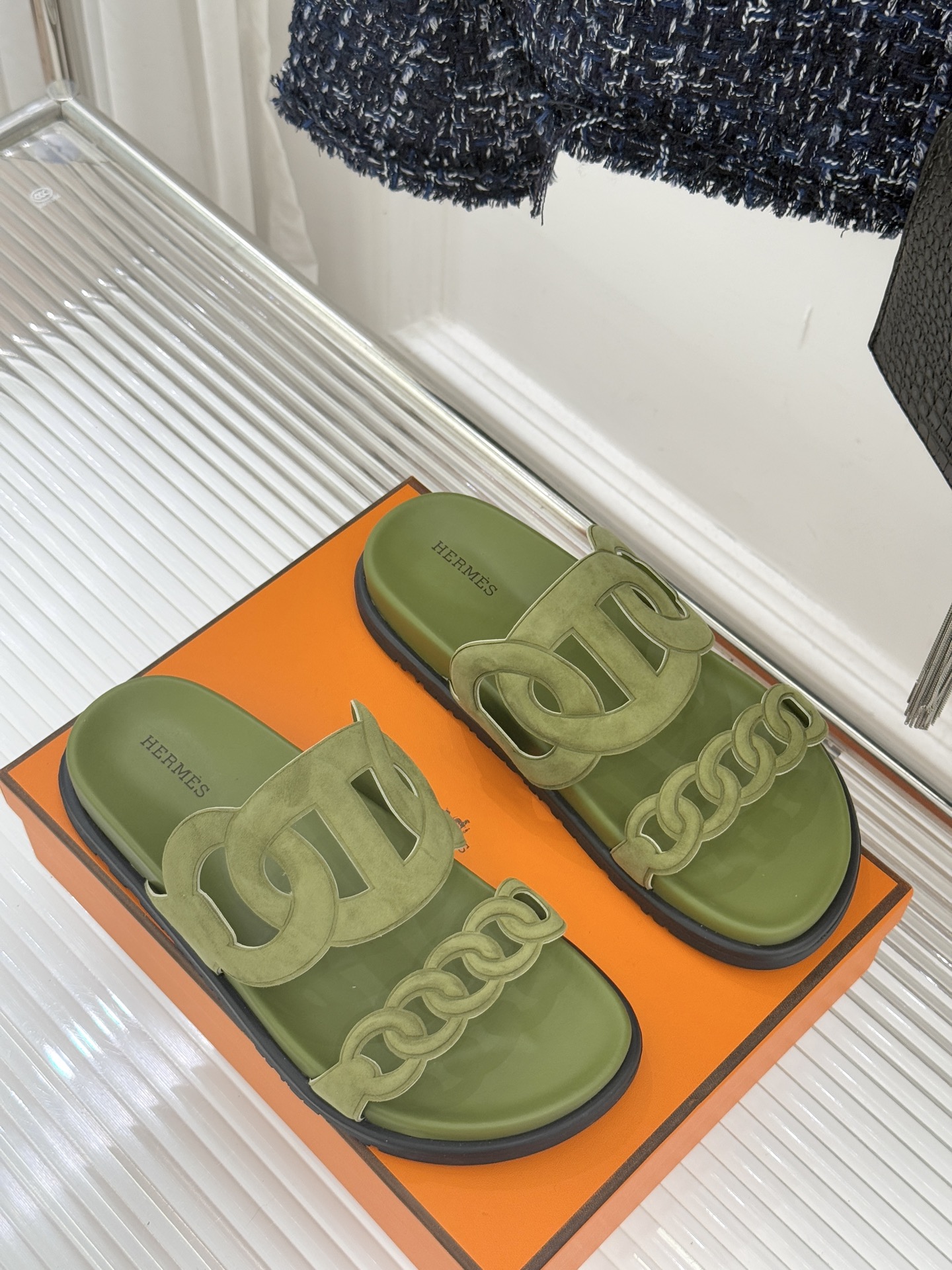 顶版 （配原版飞机盒）Hermès/爱马仕经典镂空猪鼻子休闲懒人拖鞋标志性的猪鼻子镂空设计俏皮吸睛在简约