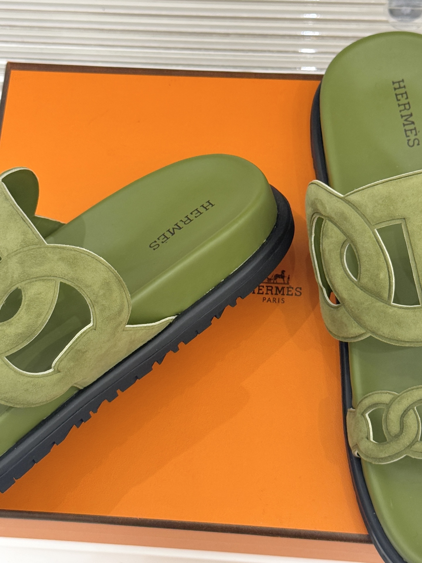 顶版 （配原版飞机盒）Hermès/爱马仕经典镂空猪鼻子休闲懒人拖鞋标志性的猪鼻子镂空设计俏皮吸睛在简约