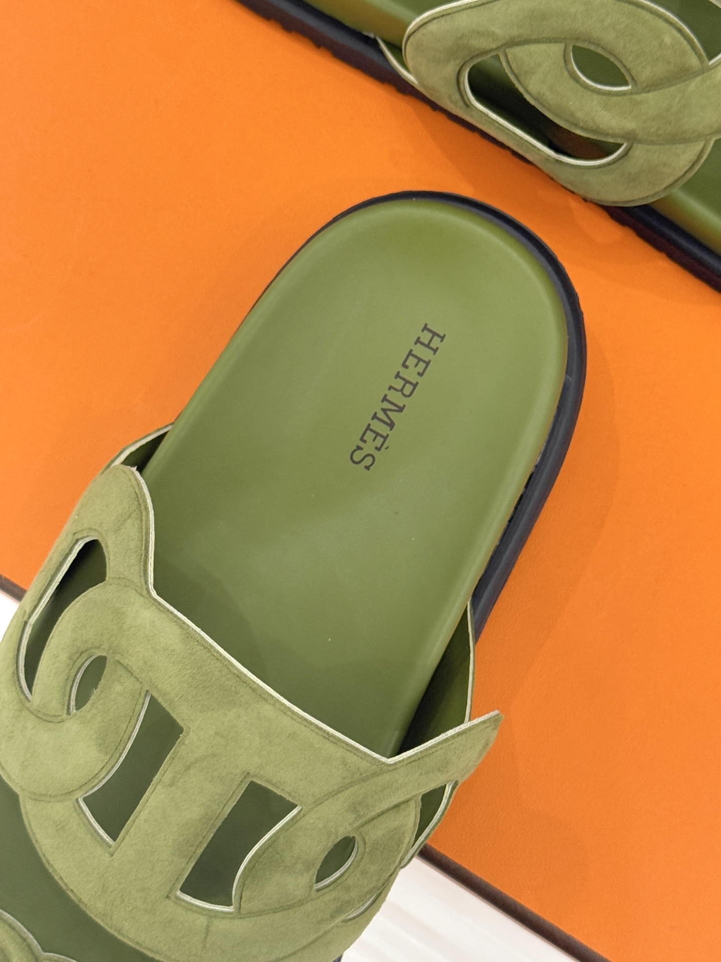 顶版 （配原版飞机盒）Hermès/爱马仕经典镂空猪鼻子休闲懒人拖鞋标志性的猪鼻子镂空设计俏皮吸睛在简约