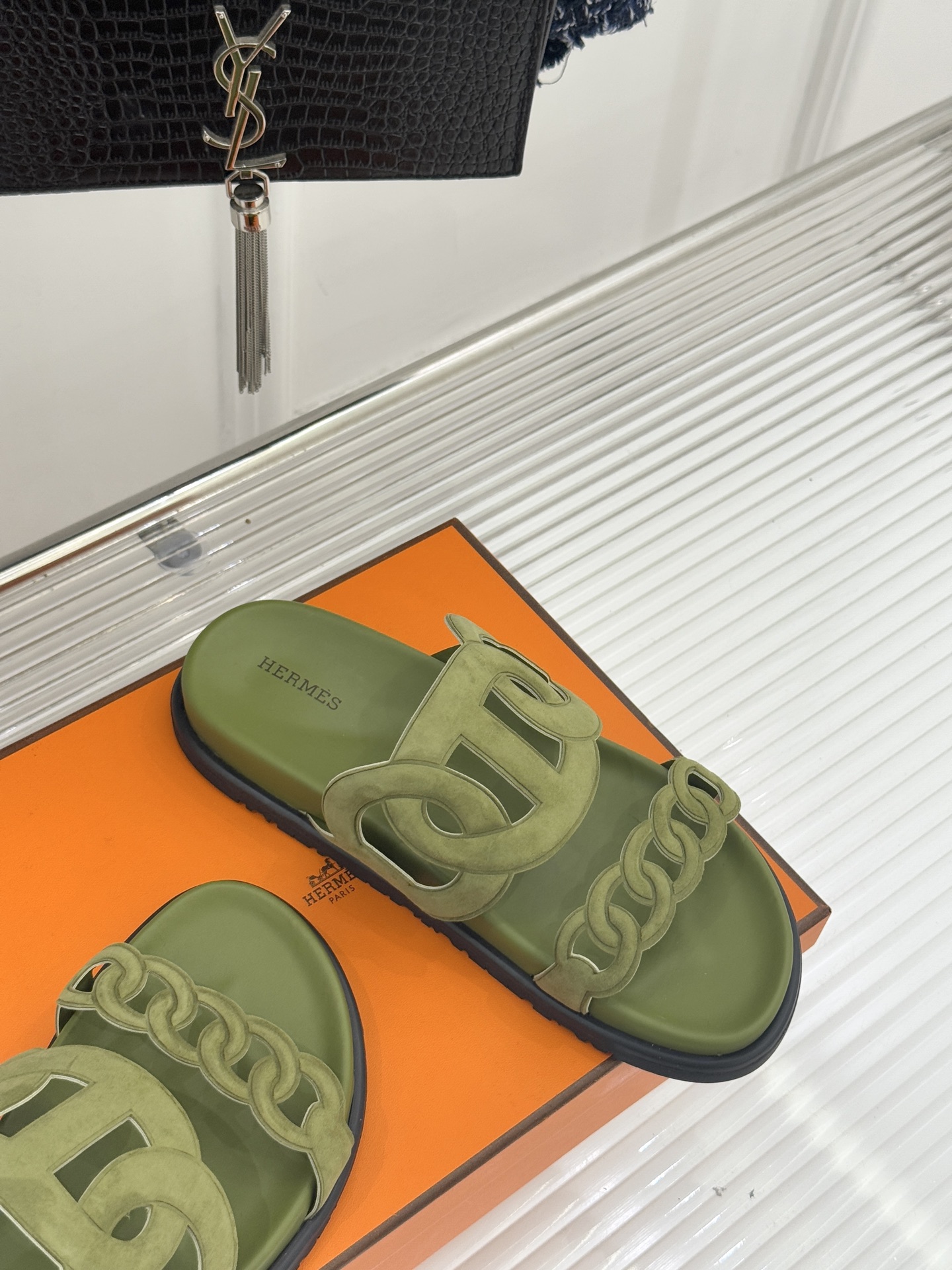 顶版 （配原版飞机盒）Hermès/爱马仕经典镂空猪鼻子休闲懒人拖鞋标志性的猪鼻子镂空设计俏皮吸睛在简约