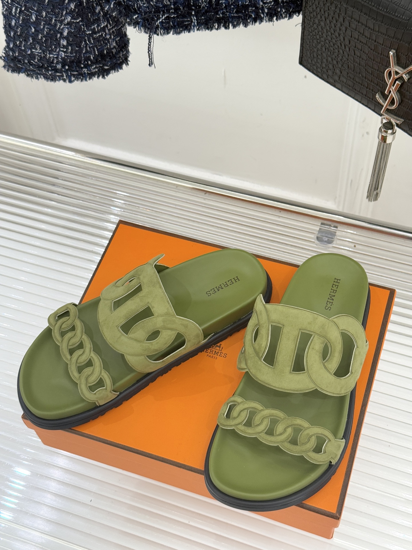顶版 （配原版飞机盒）Hermès/爱马仕经典镂空猪鼻子休闲懒人拖鞋标志性的猪鼻子镂空设计俏皮吸睛在简约