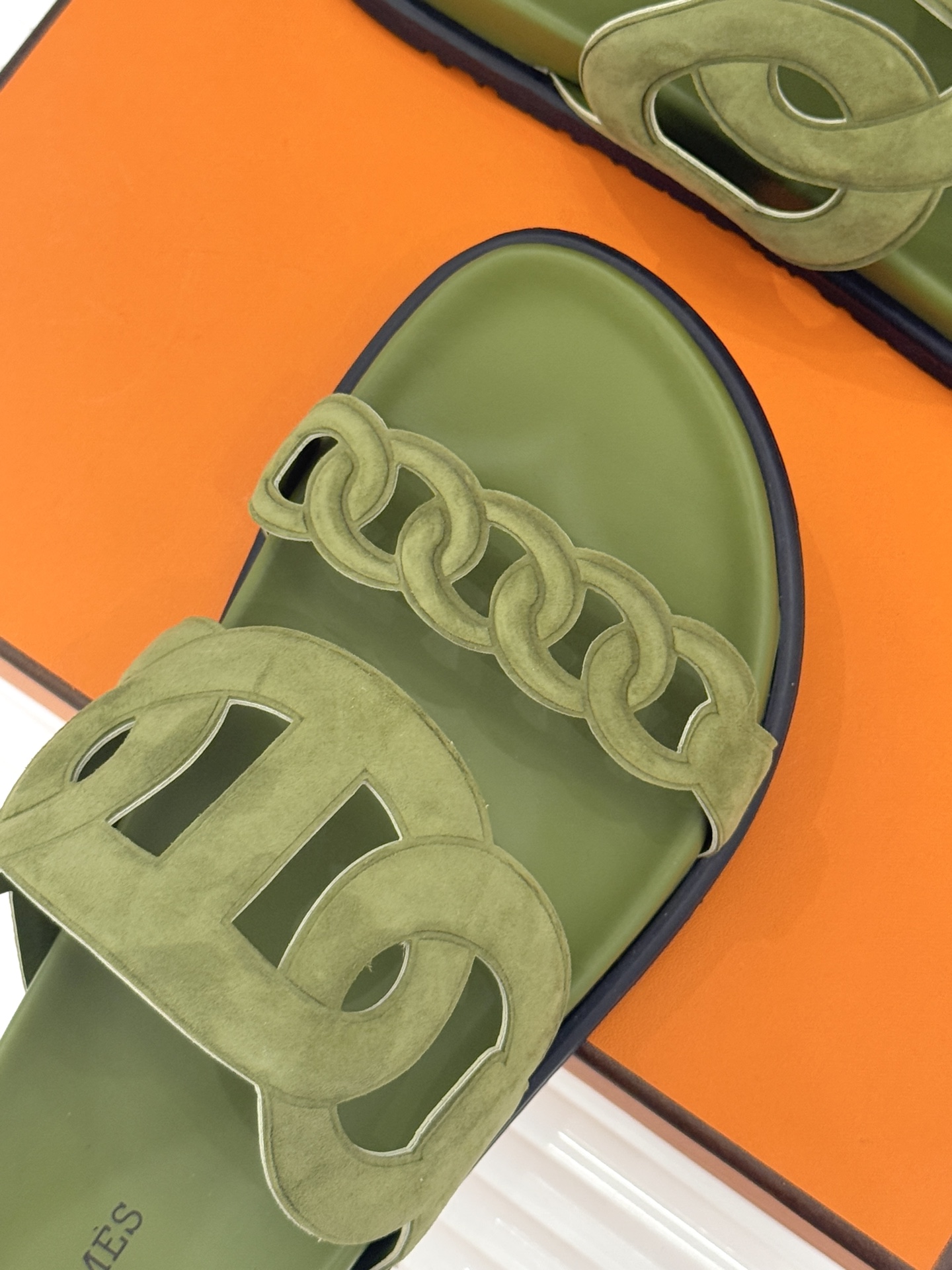 顶版 （配原版飞机盒）Hermès/爱马仕经典镂空猪鼻子休闲懒人拖鞋标志性的猪鼻子镂空设计俏皮吸睛在简约