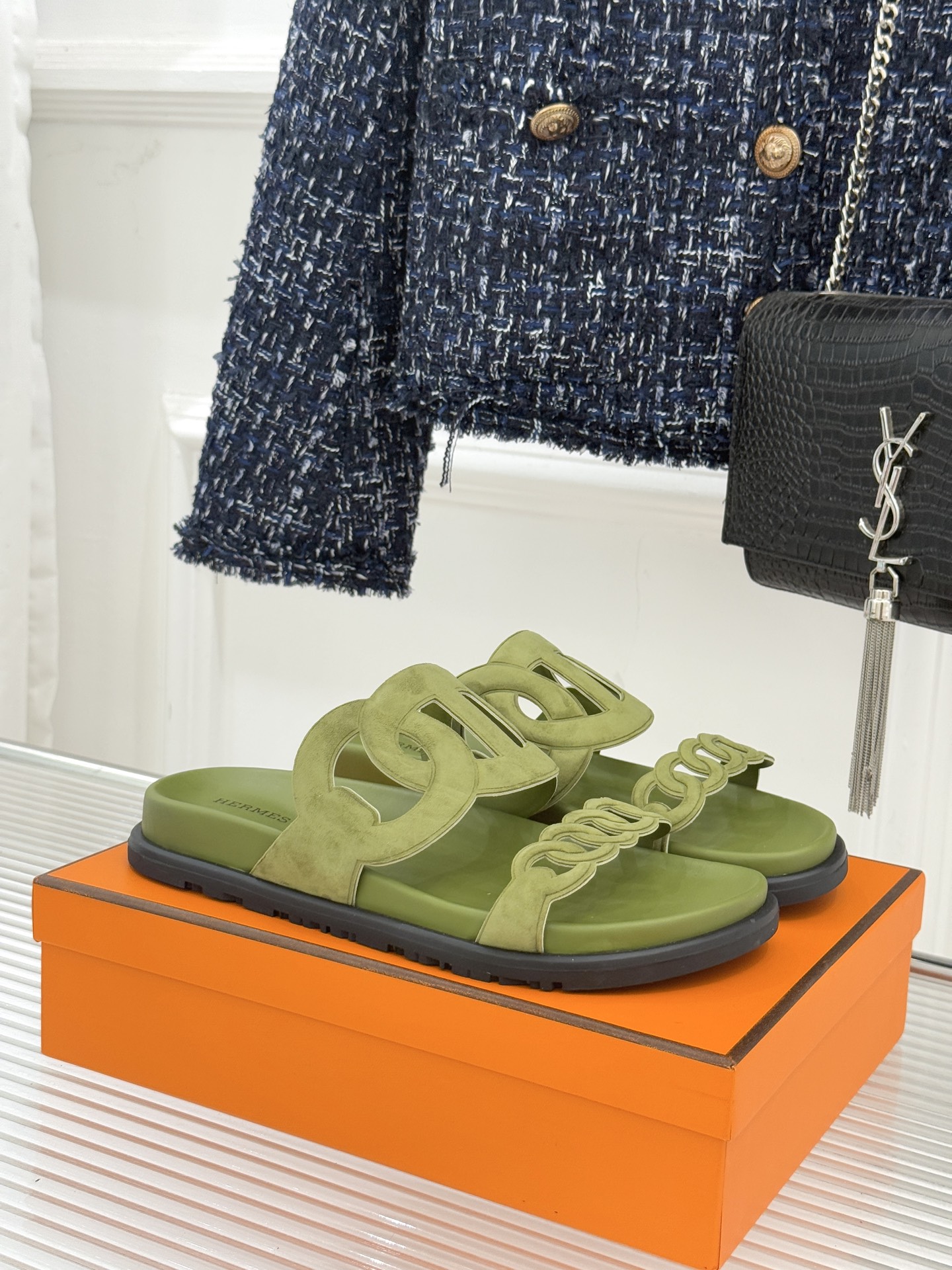 顶版 （配原版飞机盒）Hermès/爱马仕经典镂空猪鼻子休闲懒人拖鞋标志性的猪鼻子镂空设计俏皮吸睛在简约