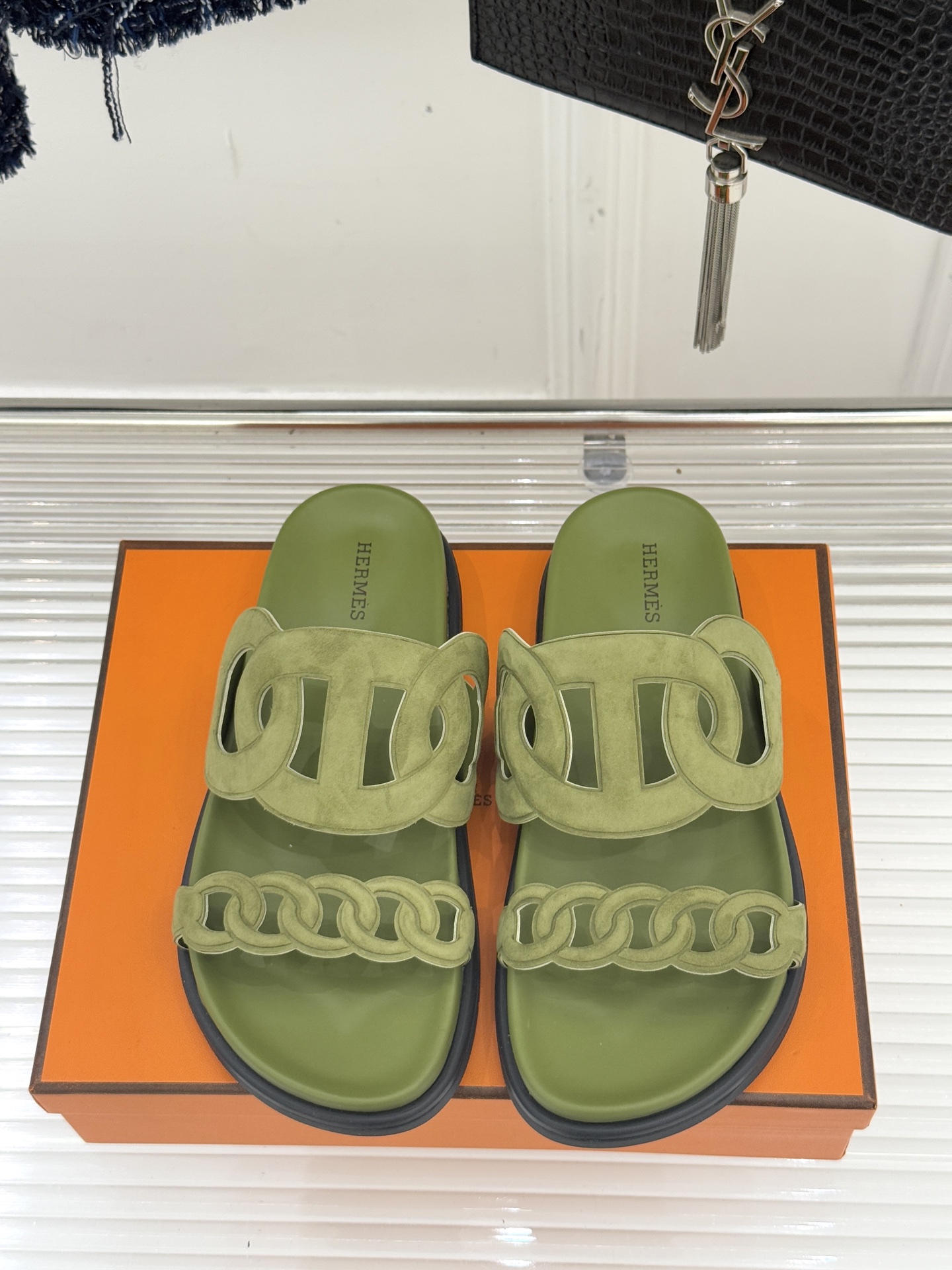 顶版 （配原版飞机盒）Hermès/爱马仕经典镂空猪鼻子休闲懒人拖鞋标志性的猪鼻子镂空设计俏皮吸睛在简约