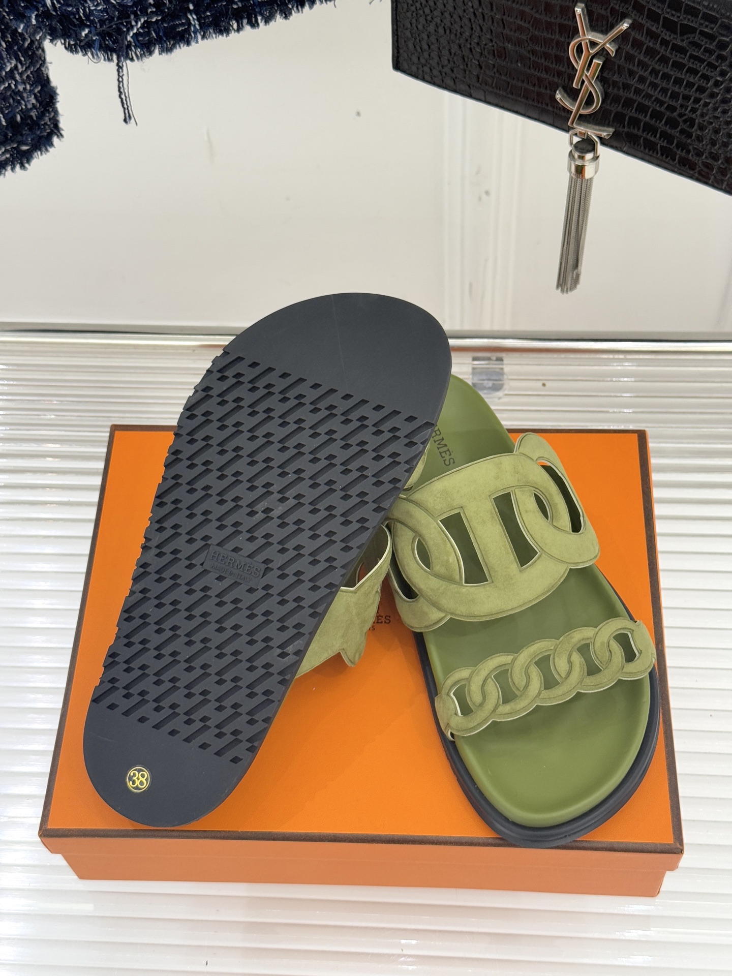 顶版 （配原版飞机盒）Hermès/爱马仕经典镂空猪鼻子休闲懒人拖鞋标志性的猪鼻子镂空设计俏皮吸睛在简约