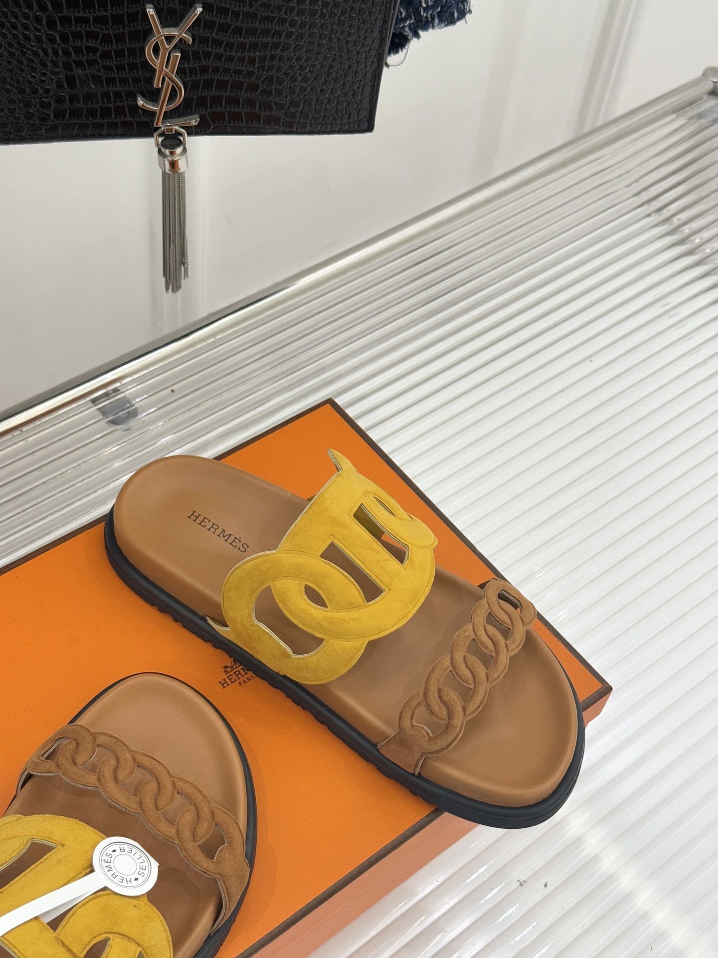 顶版 （配原版飞机盒）Hermès/爱马仕经典镂空猪鼻子休闲懒人拖鞋标志性的猪鼻子镂空设计俏皮吸睛在简约