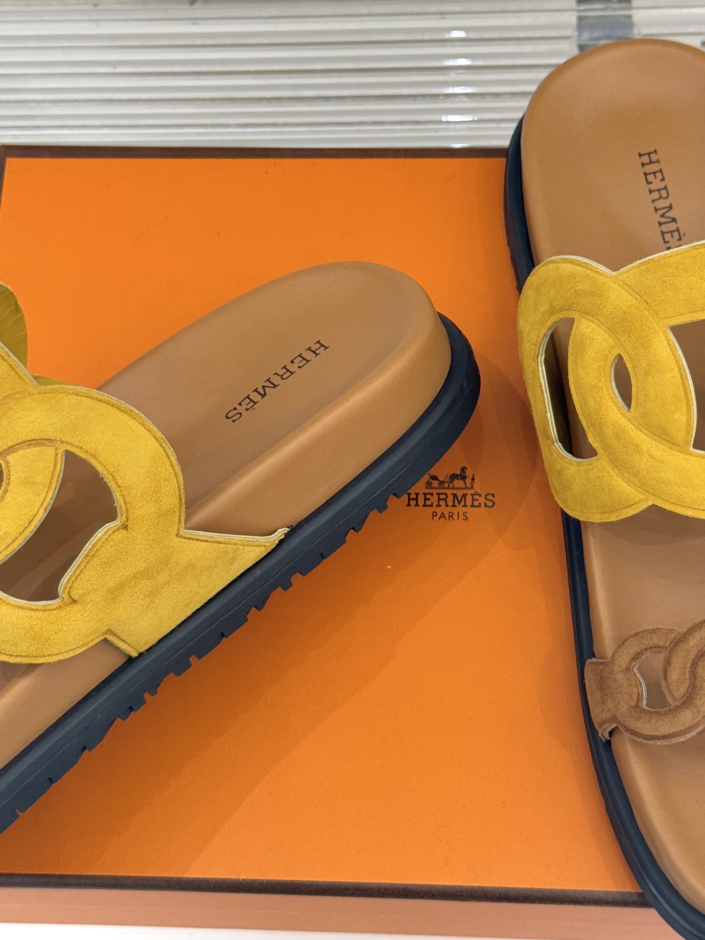 顶版 （配原版飞机盒）Hermès/爱马仕经典镂空猪鼻子休闲懒人拖鞋标志性的猪鼻子镂空设计俏皮吸睛在简约