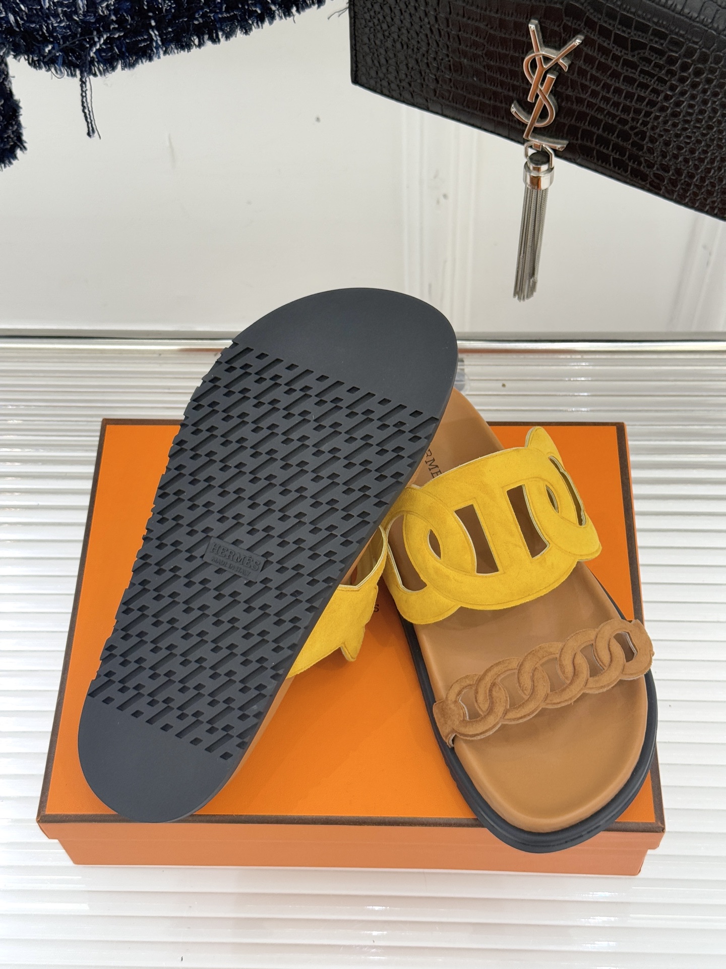 顶版 （配原版飞机盒）Hermès/爱马仕经典镂空猪鼻子休闲懒人拖鞋标志性的猪鼻子镂空设计俏皮吸睛在简约